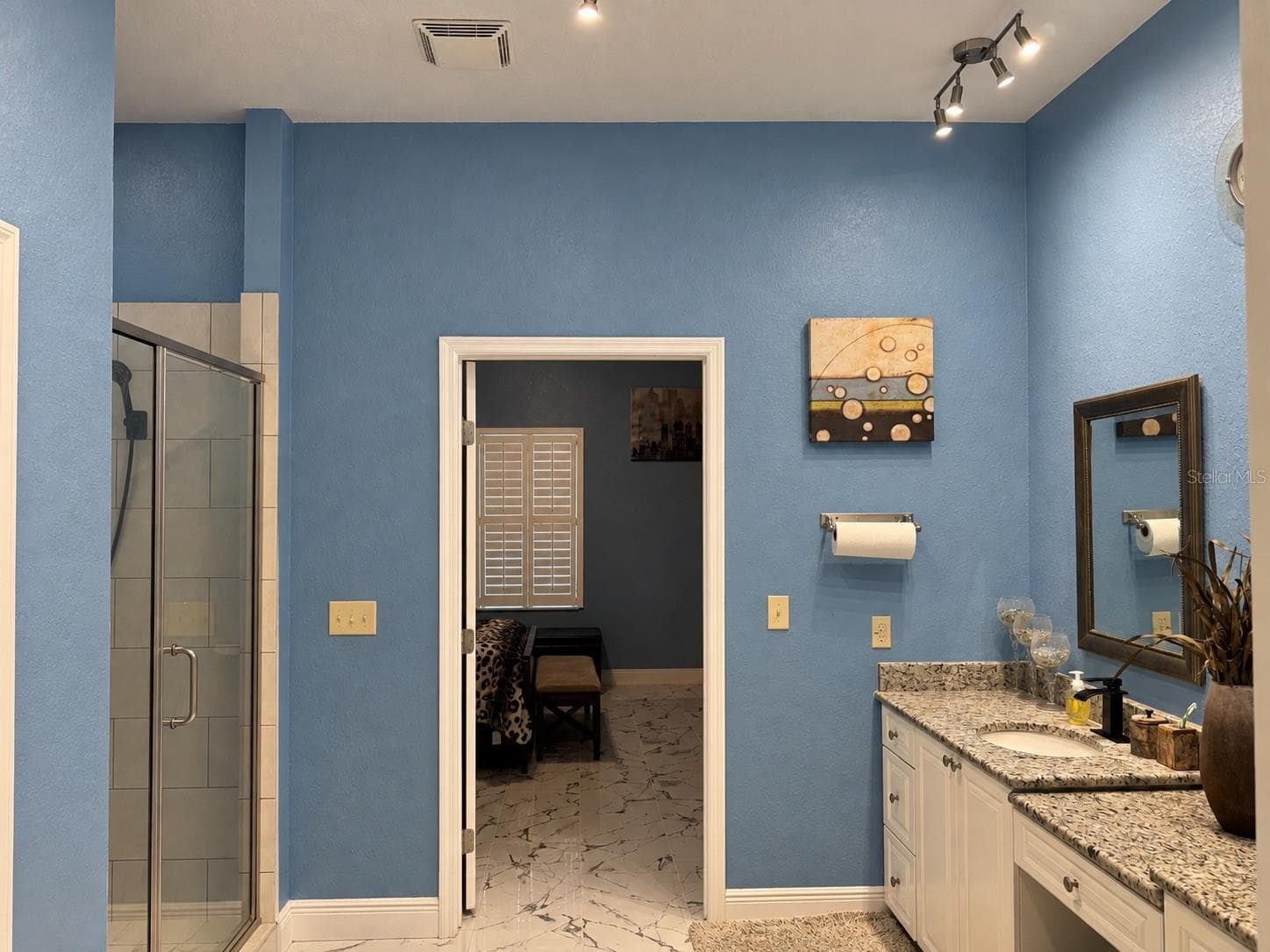 Primary En suite with double vanity and shower - 3009 W CLINTON ST, TAMPA
