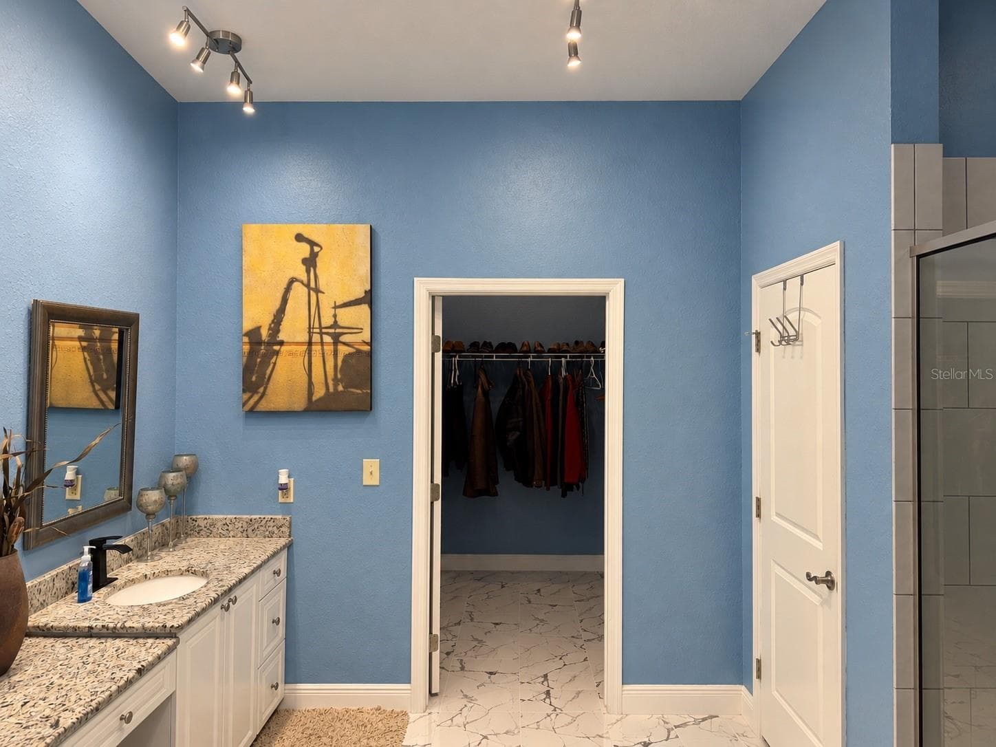 Primary En suite with double vanity and walk in closet - 3009 W CLINTON ST, TAMPA