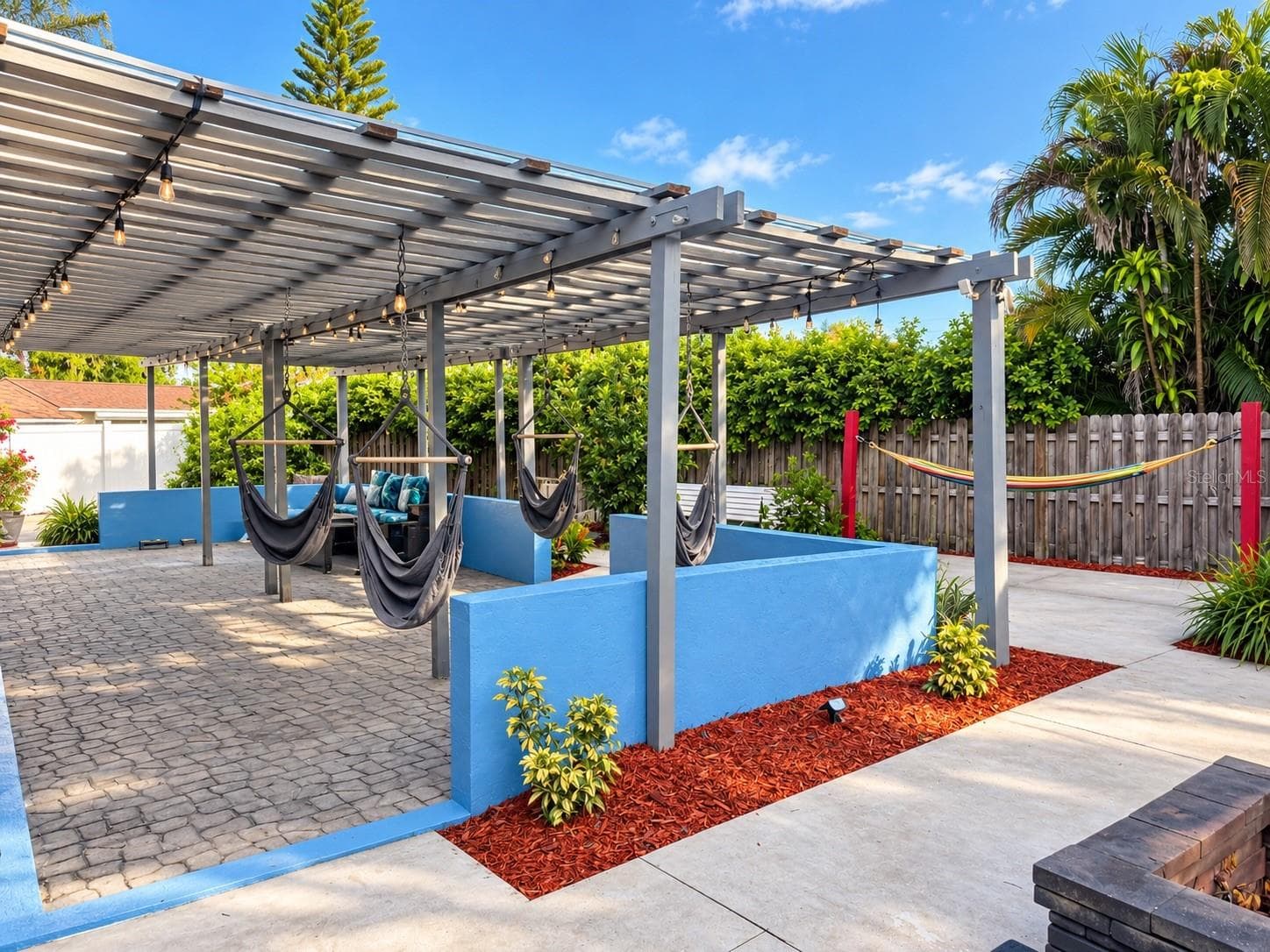 Beautifully landscaped oasis - 3009 W CLINTON ST, TAMPA