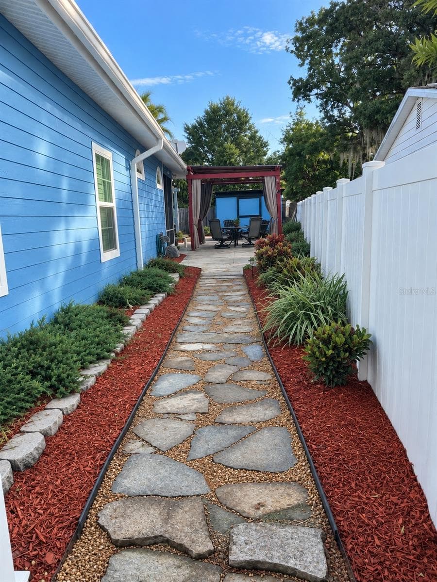 Walkway to backyard - 3009 W CLINTON ST, TAMPA