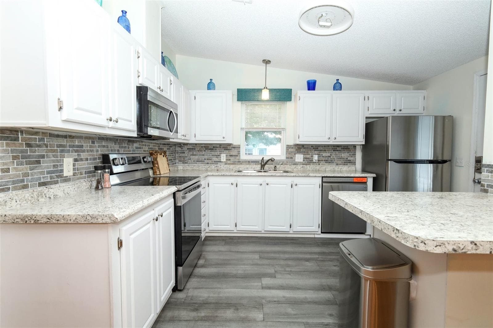 Manufactured Home at 728 PRADO DR, LADY LAKE, photo 8 of 26