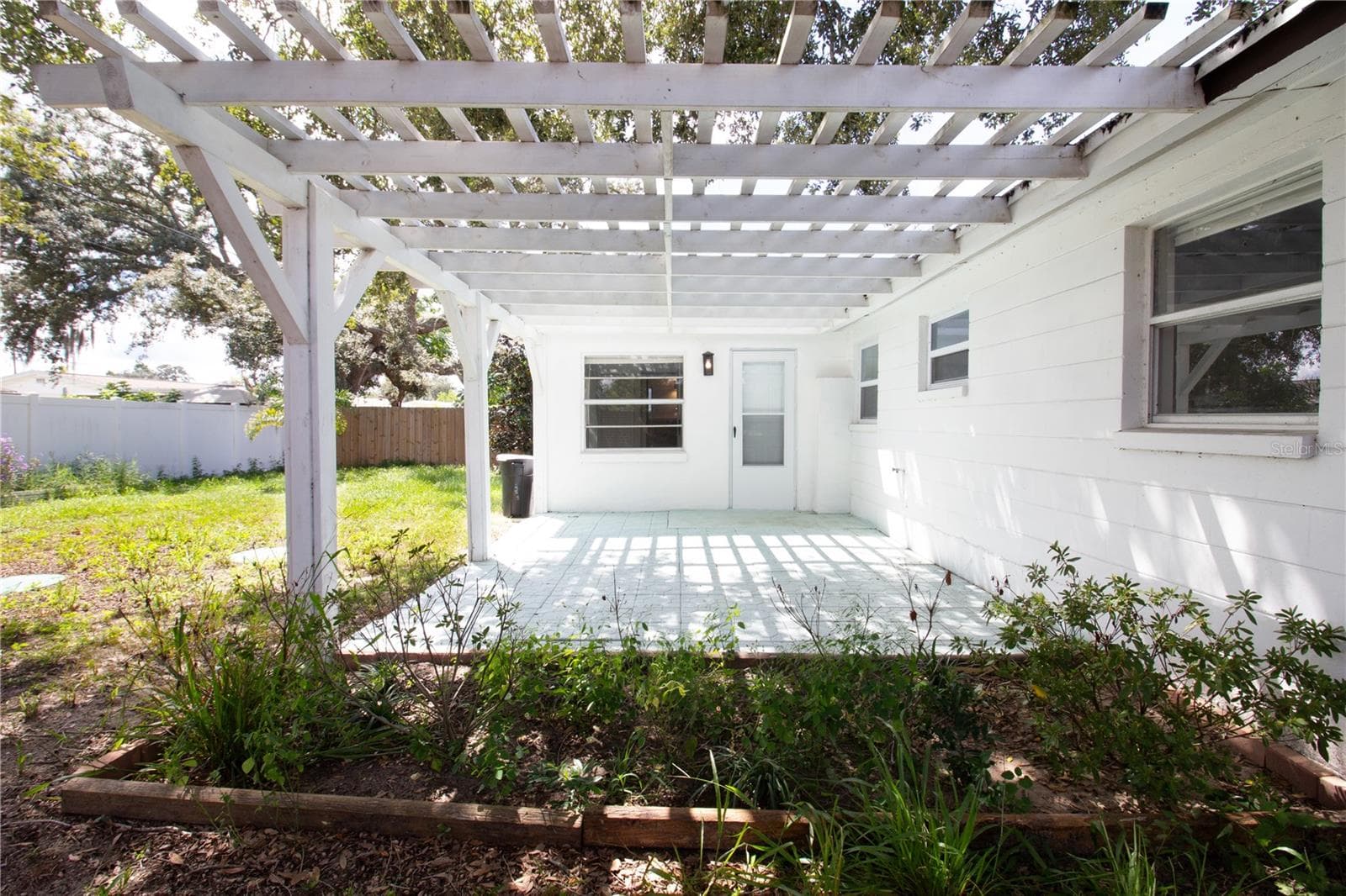 Backyard Patio and Trelles - 1408 JENNINGS DR, HOLIDAY