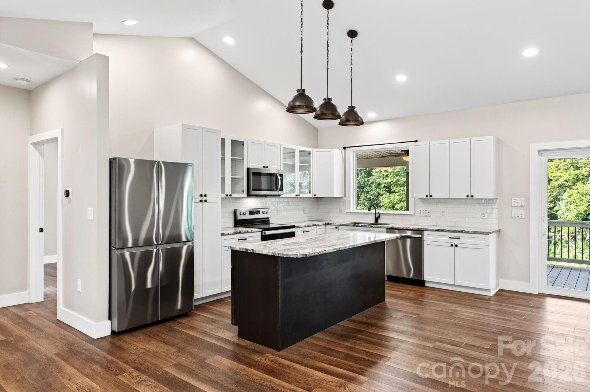 Beautiful modern kitchen with vaulted ceilings - 139 Ridge Road, Candler