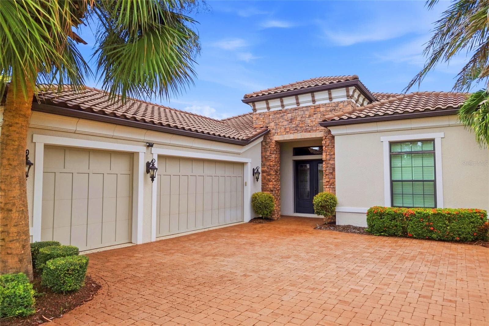 Three-car, side entry garage - 13309 MALACHITE DR, BRADENTON