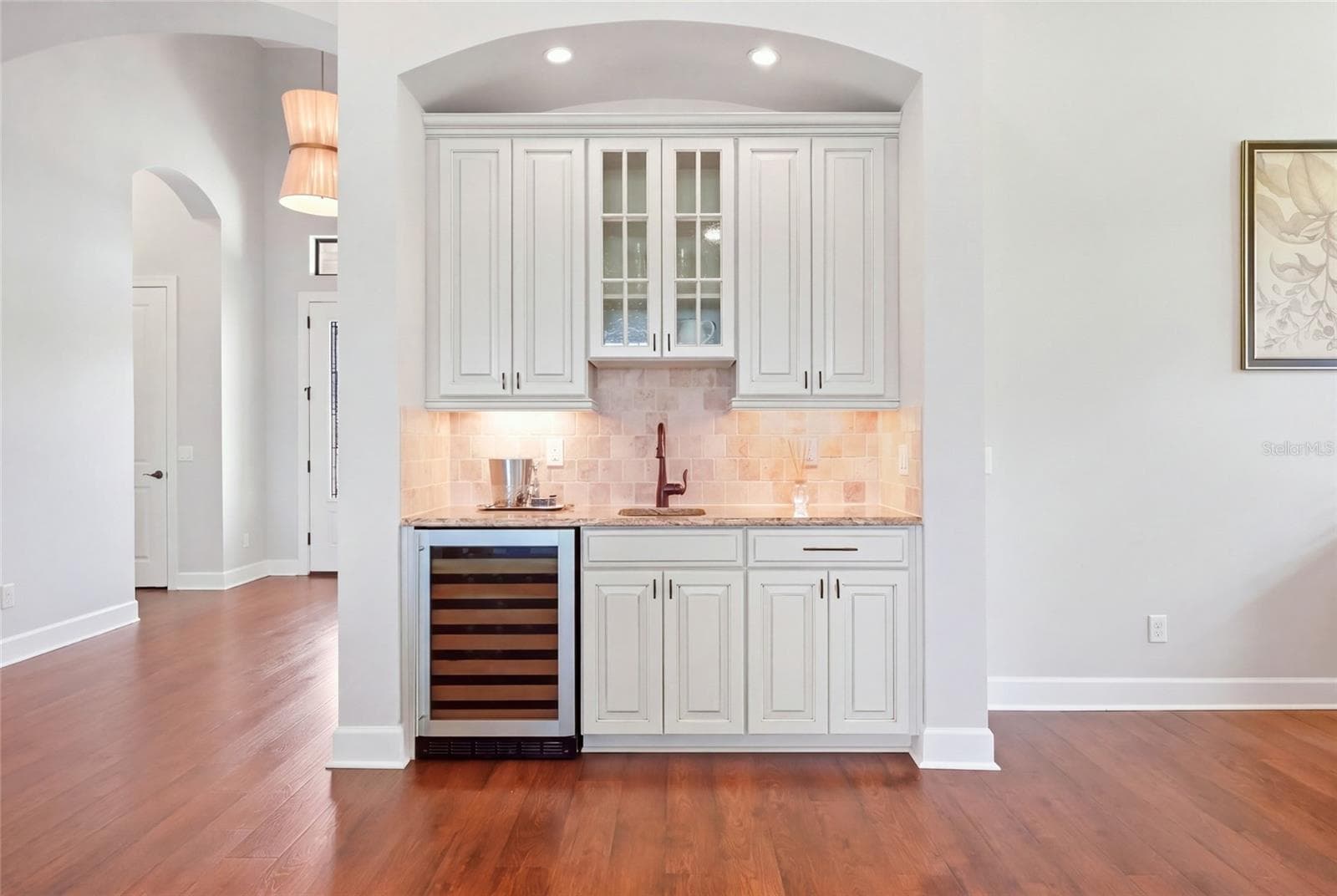 built-in wet bar - 13309 MALACHITE DR, BRADENTON