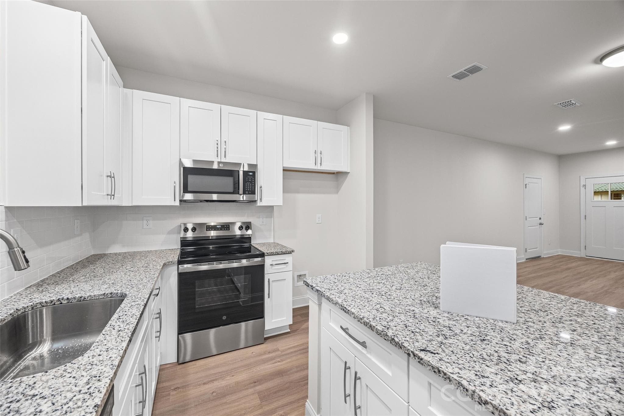 Single Family Residence at 610 W Lewis Street, Dallas, photo 10 of 29