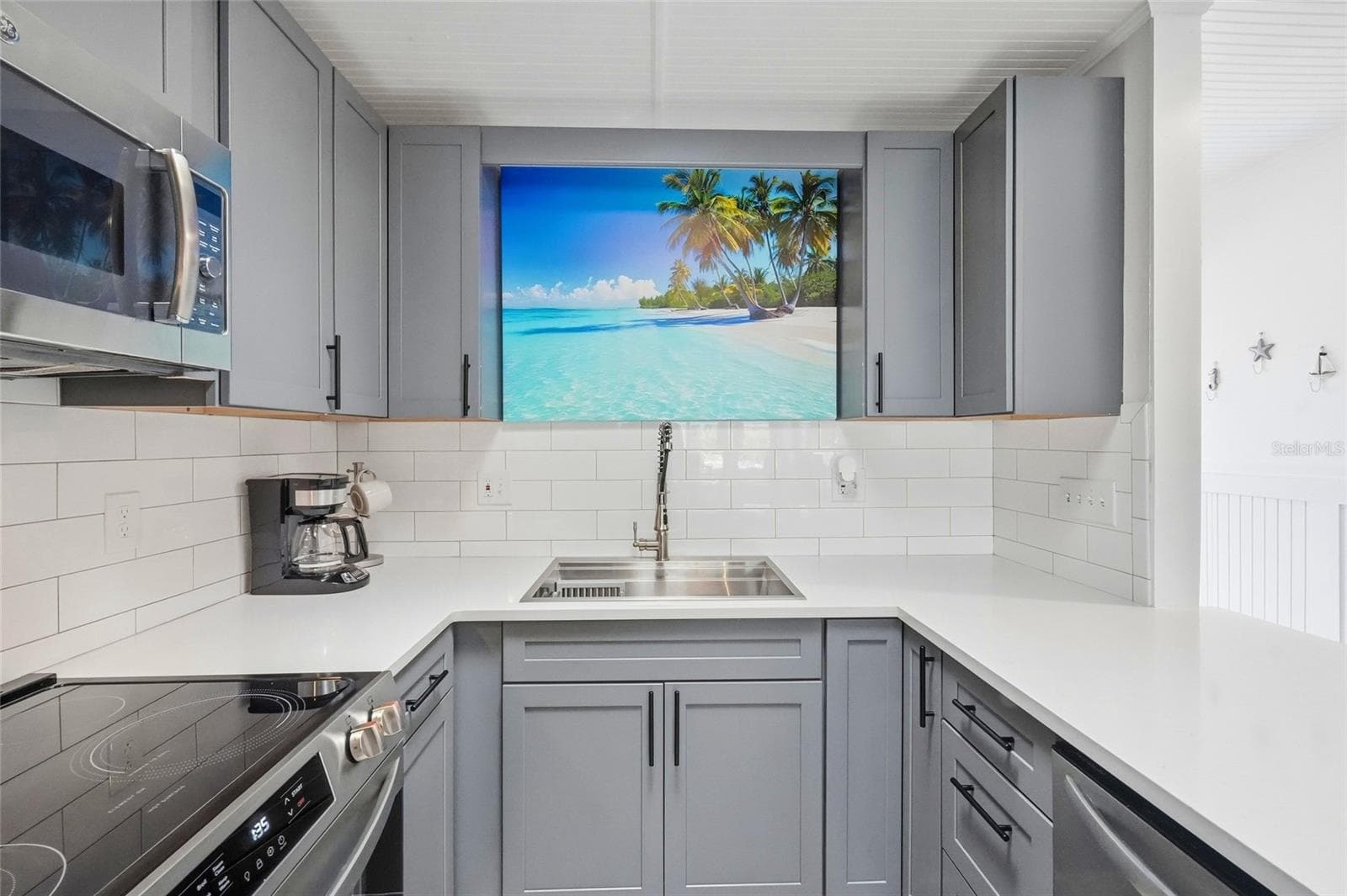 Single Family Residence at 28 SEASIDE CT, HOLMES BEACH, photo 8 of 61