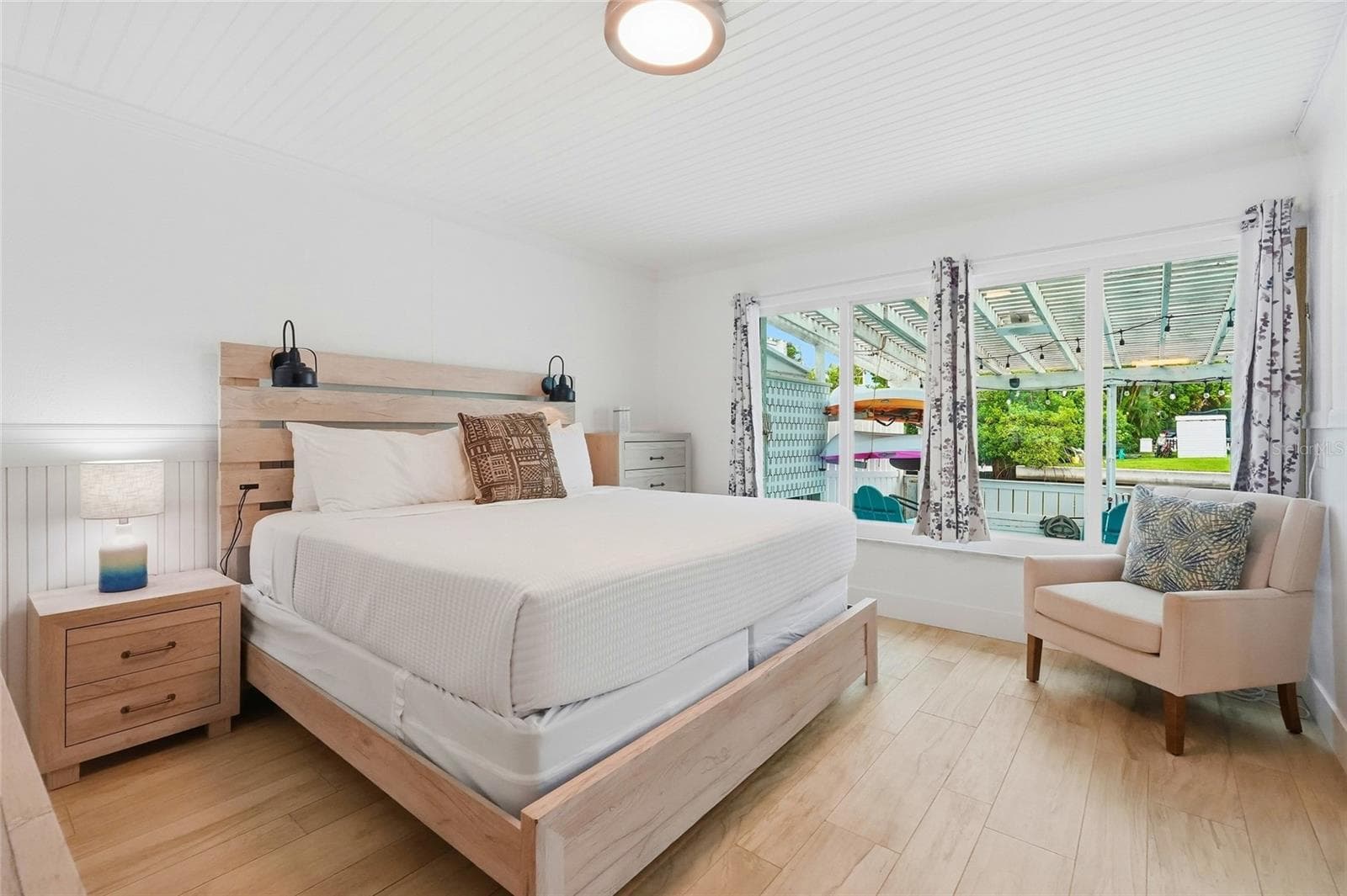 King size bed - 28 SEASIDE CT, HOLMES BEACH