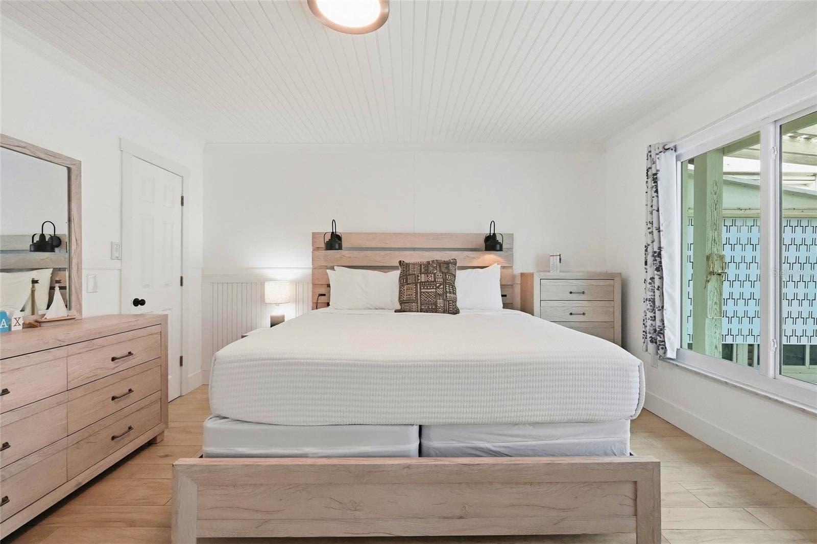Single Family Residence at 28 SEASIDE CT, HOLMES BEACH, photo 19 of 61