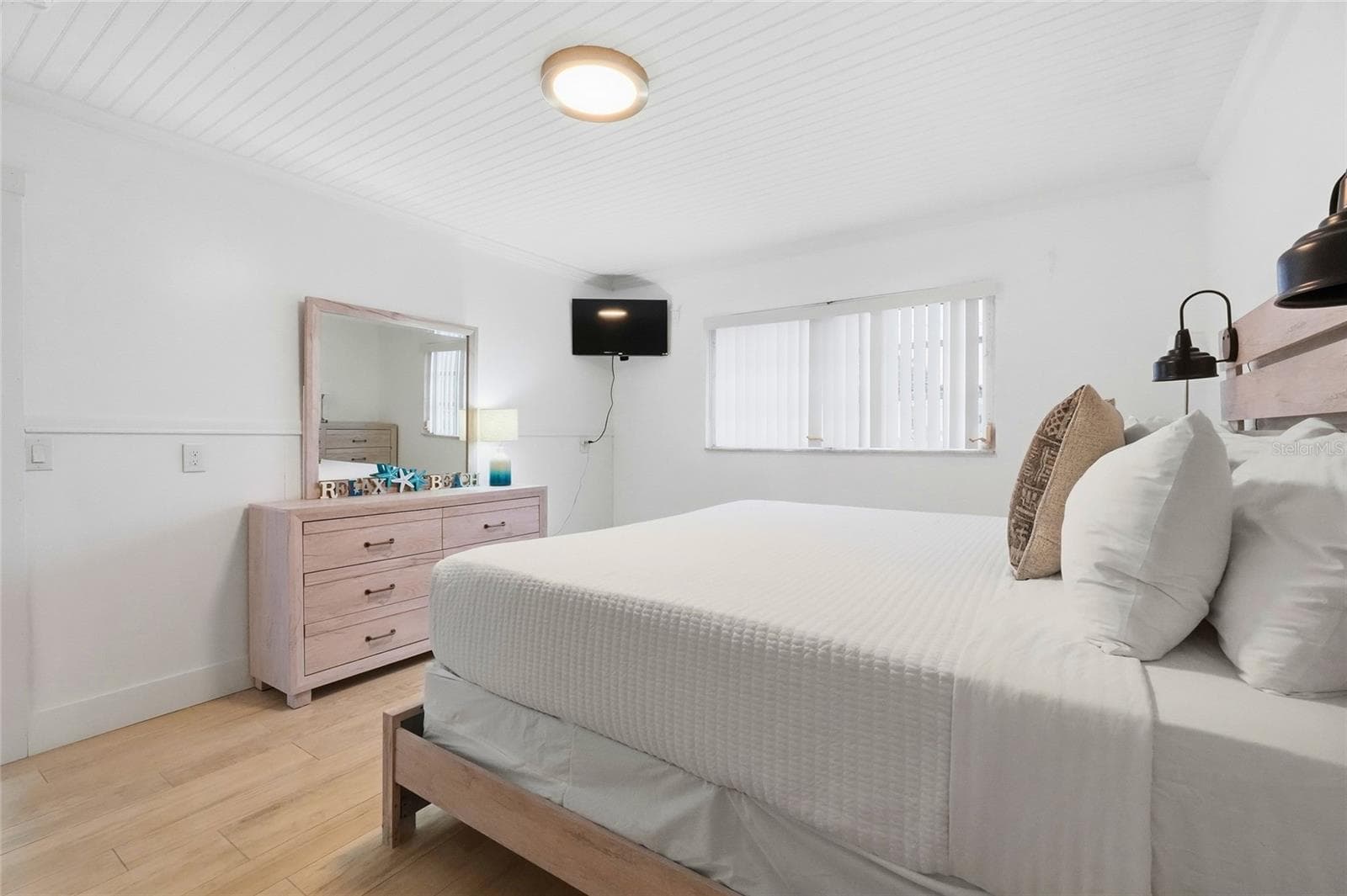 2nd bedroom suite with private bathroom - 28 SEASIDE CT, HOLMES BEACH