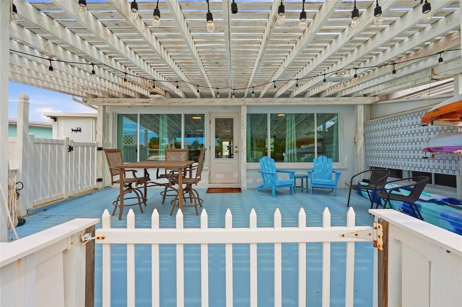 UNDER COVER PATIO SPACE. - 28 SEASIDE CT, HOLMES BEACH