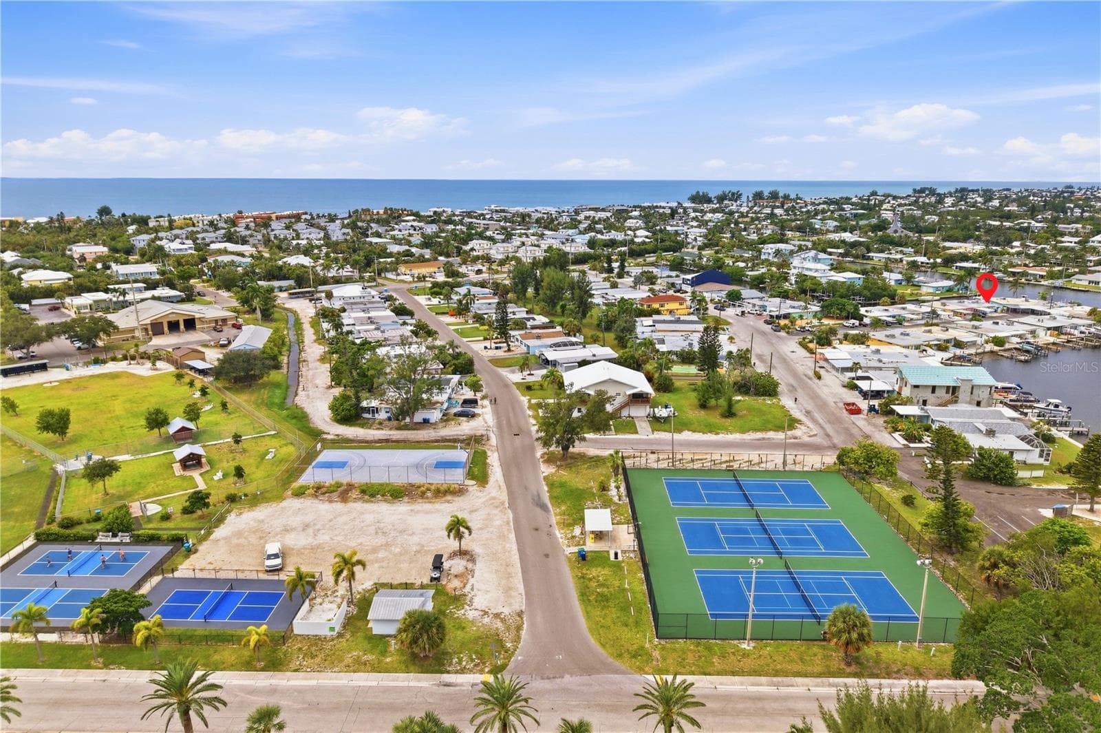 FREE USE OF HOLMES BEACH PARKS 1 STREET OVER - 28 SEASIDE CT, HOLMES BEACH