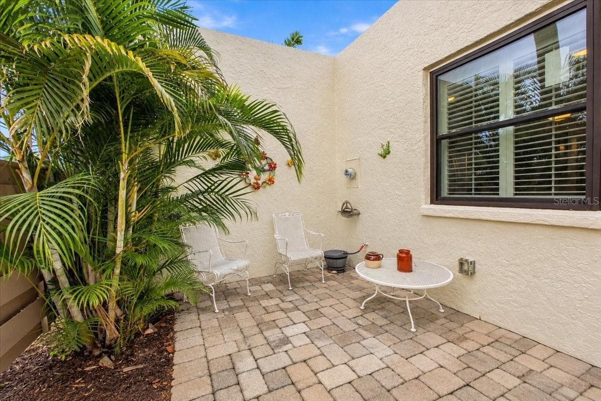 Sitting area outside of front door - 411 PALM TREE DR #411, BRADENTON
