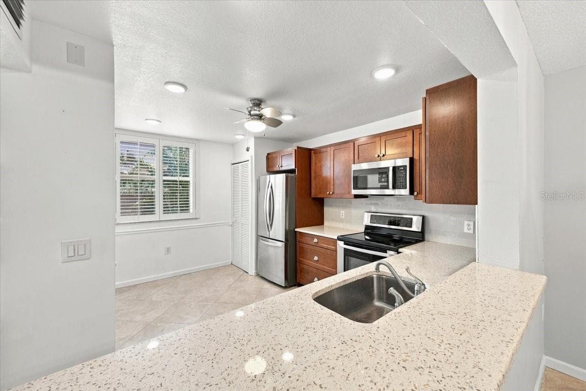 Condominium at 411 PALM TREE DR #411, BRADENTON, photo 4 of 37