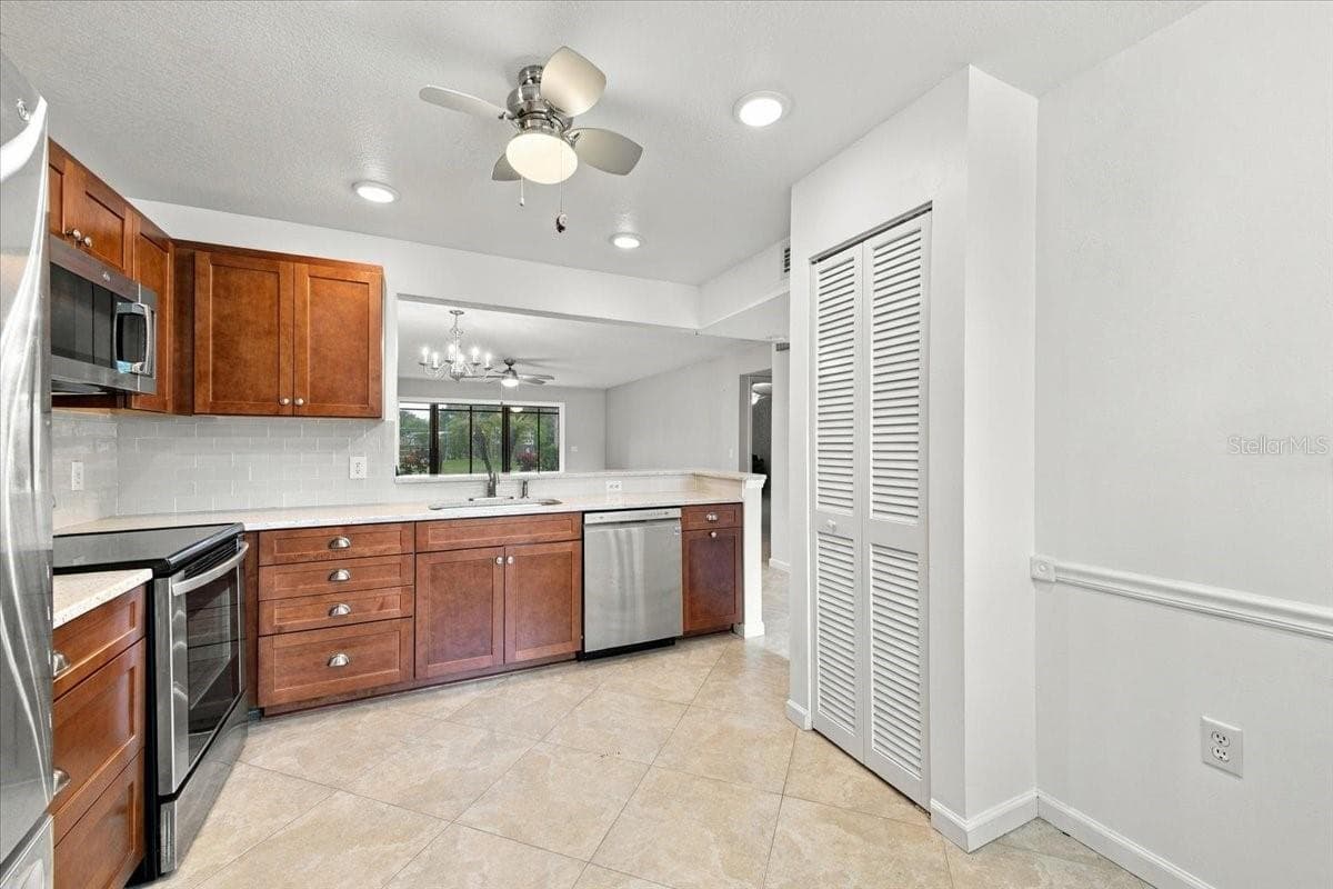Condominium at 411 PALM TREE DR #411, BRADENTON, photo 7 of 37