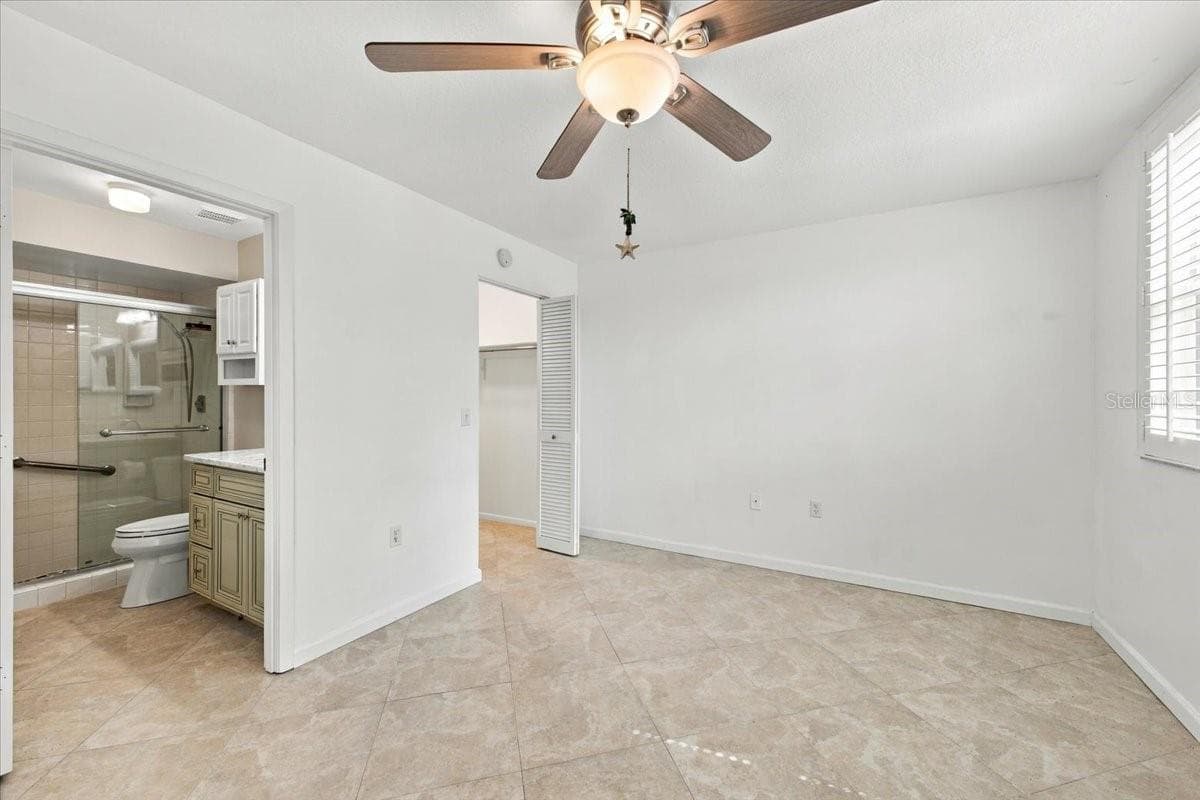 Second bedroom with ensuite bathroom - 411 PALM TREE DR #411, BRADENTON