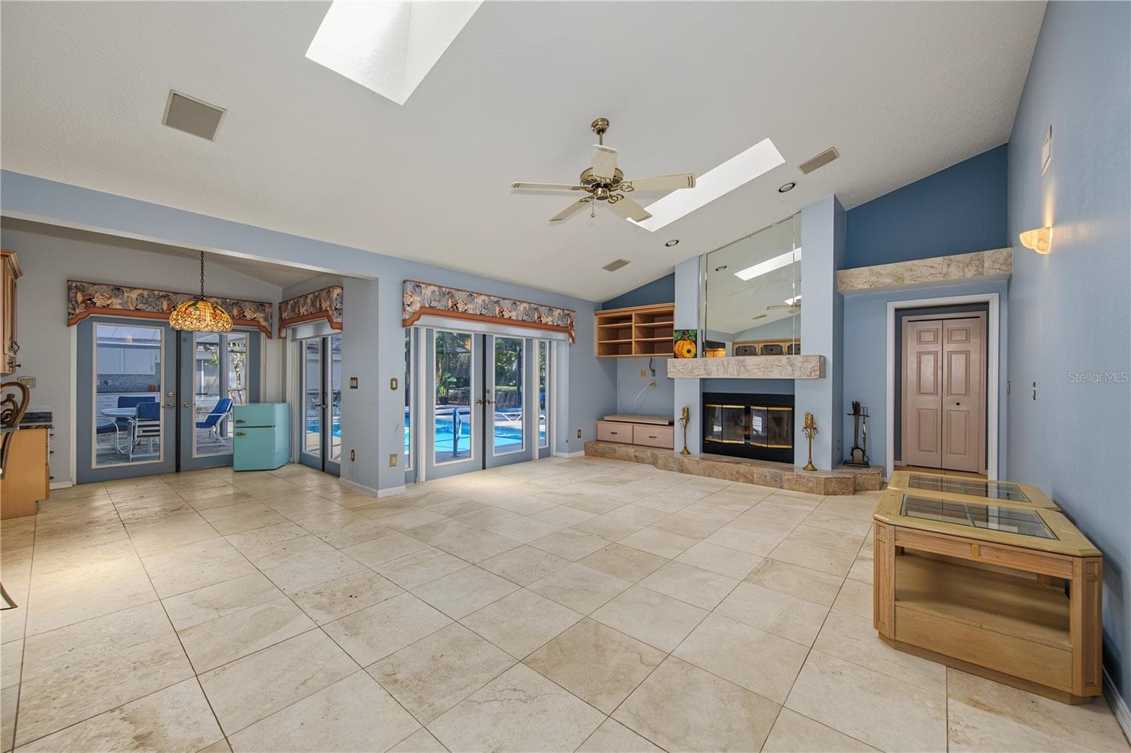 family room and eat in kitchen area - 2233 PINNACLE CIR S, PALM HARBOR