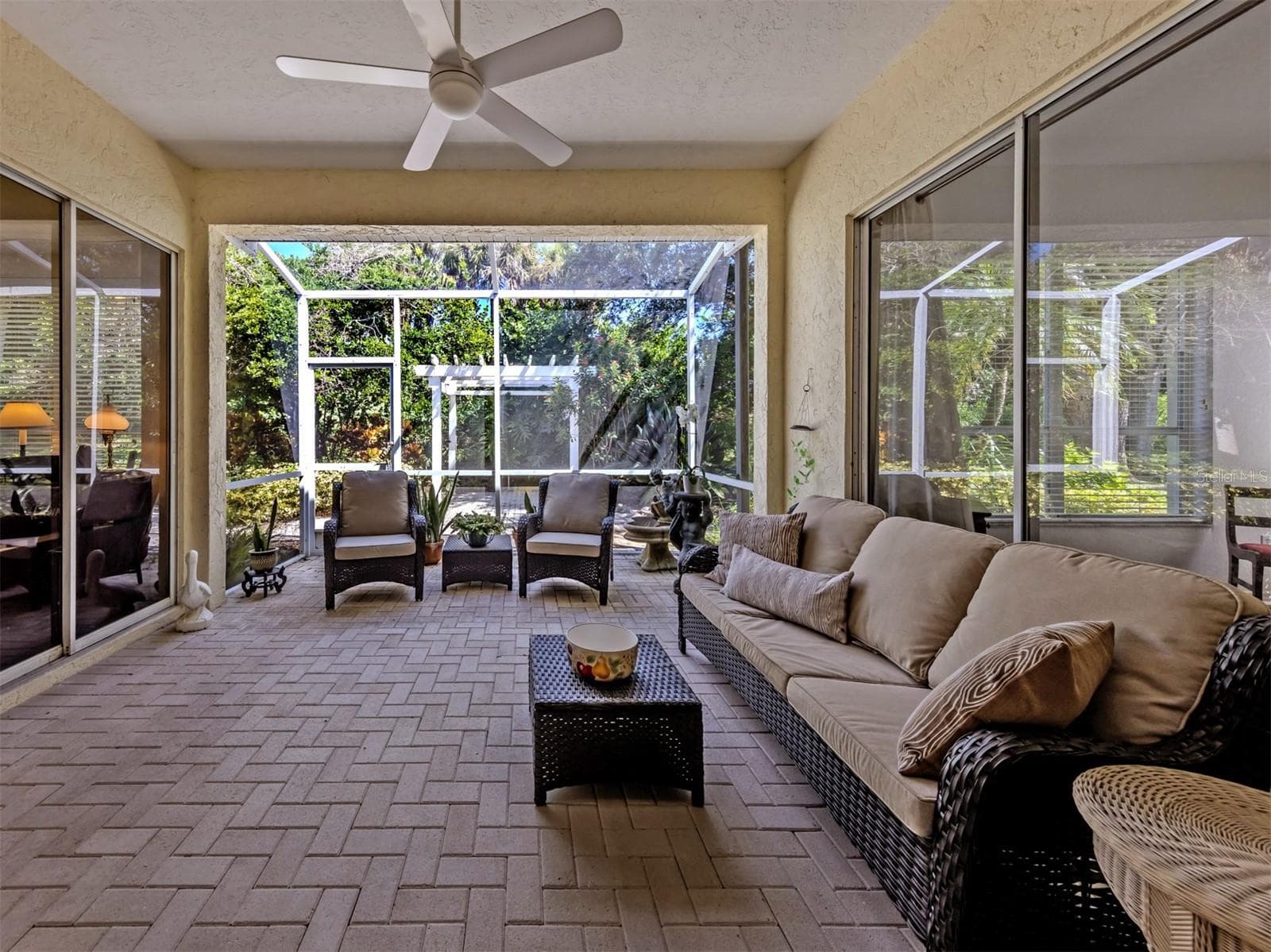 Single Family Residence at 554 FALLBROOK DR, VENICE, photo 5 of 65