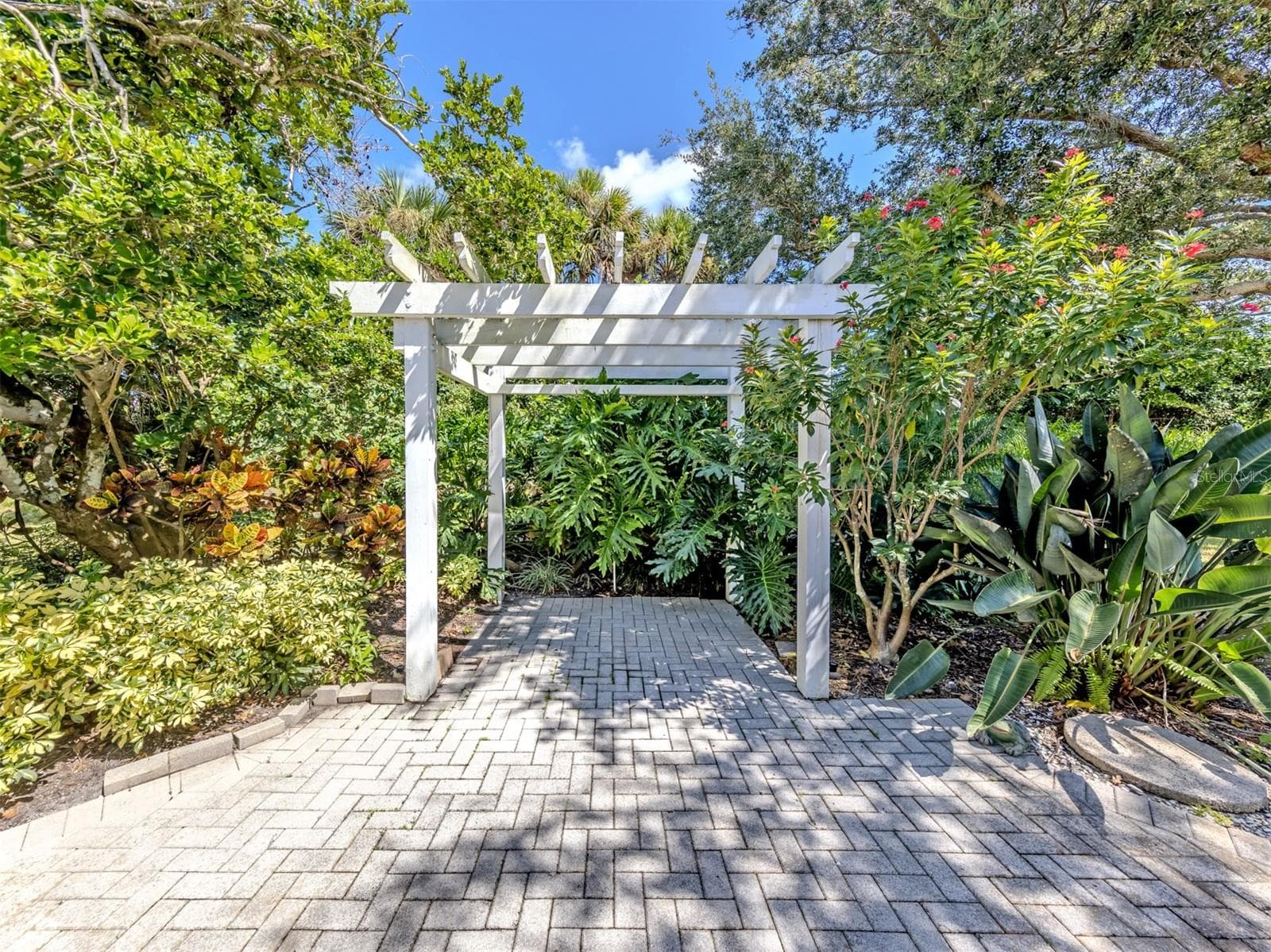 Single Family Residence at 554 FALLBROOK DR, VENICE, photo 6 of 65