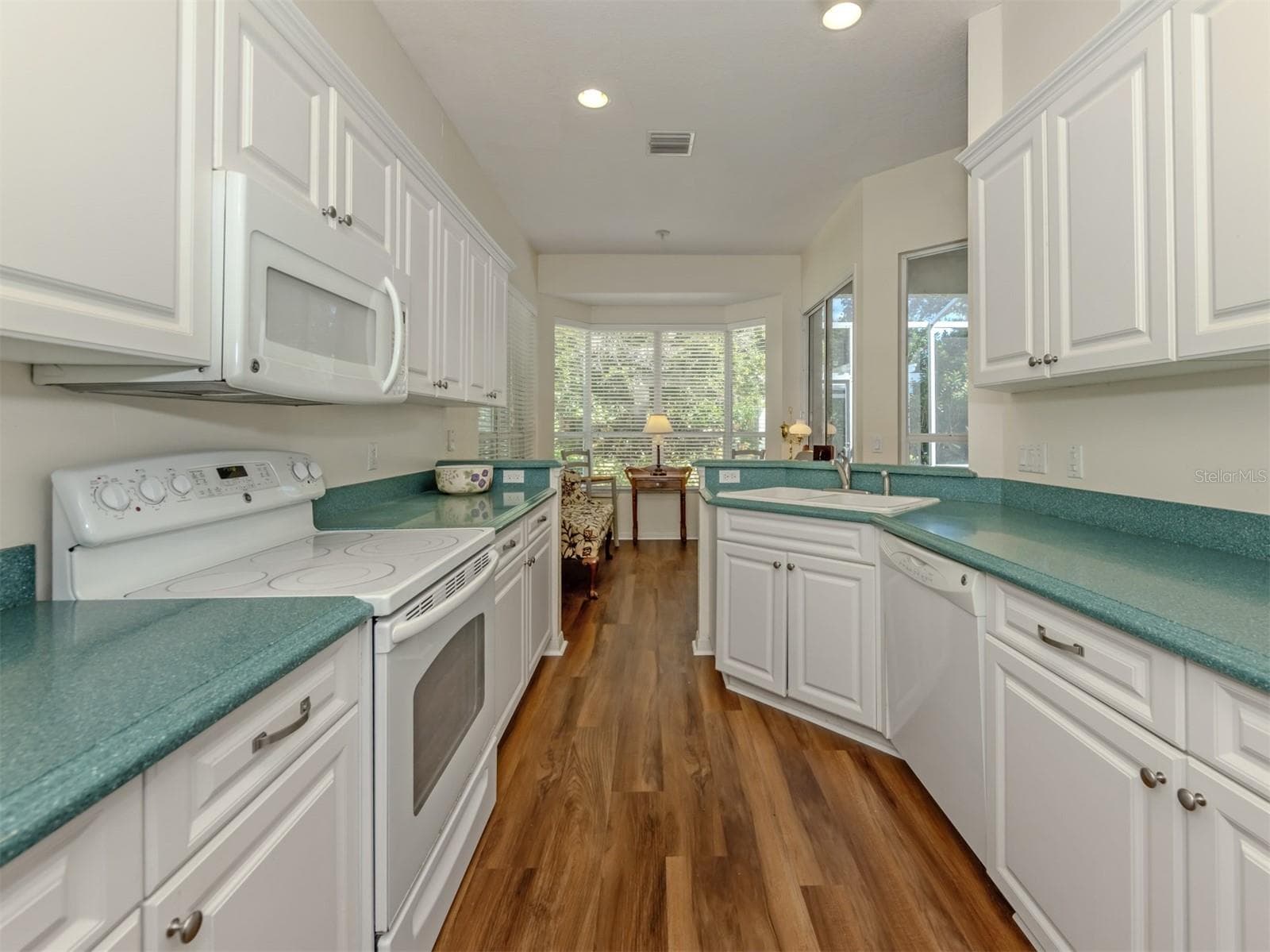 Single Family Residence at 554 FALLBROOK DR, VENICE, photo 11 of 65
