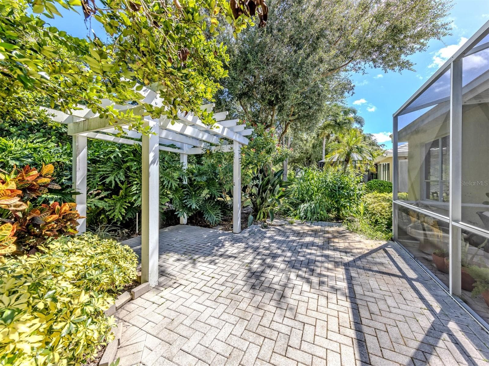 Single Family Residence at 554 FALLBROOK DR, VENICE, photo 27 of 65