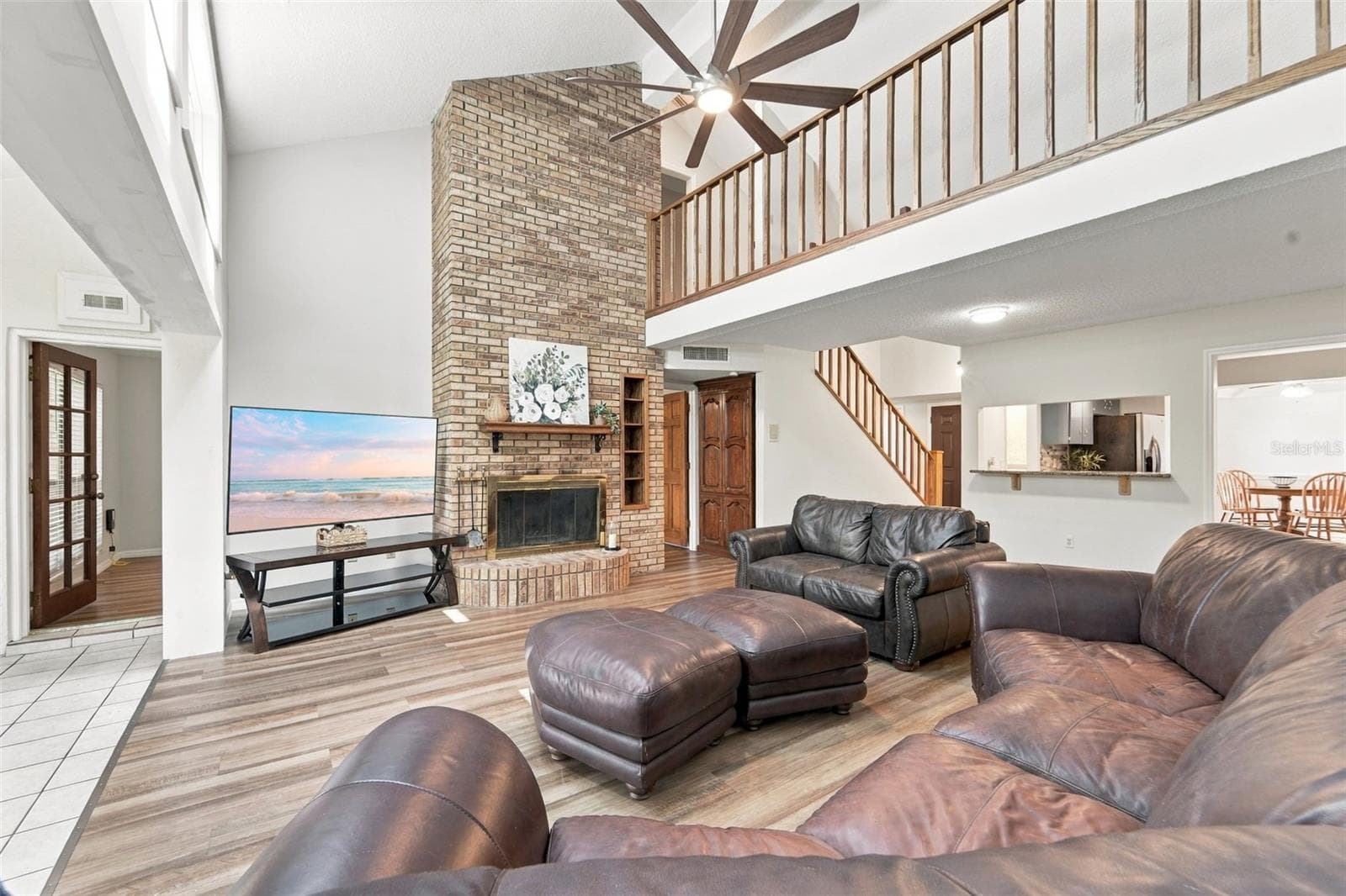 Vaulted Ceilings Living Room - 116 GOLF CLUB DR, LONGWOOD