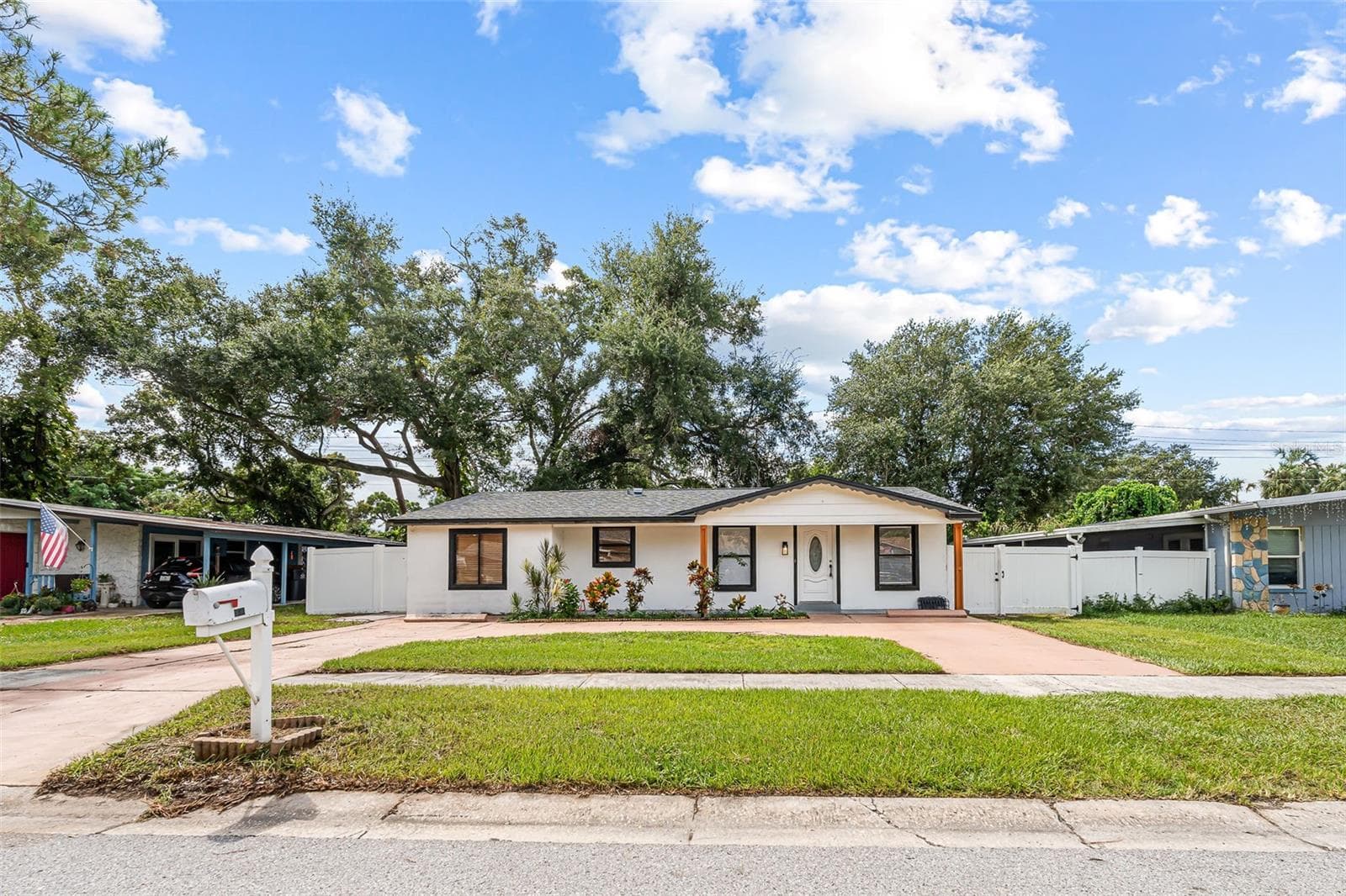 Single Family Residence at 6524 LA MESA CIR, TAMPA, photo 2 of 45