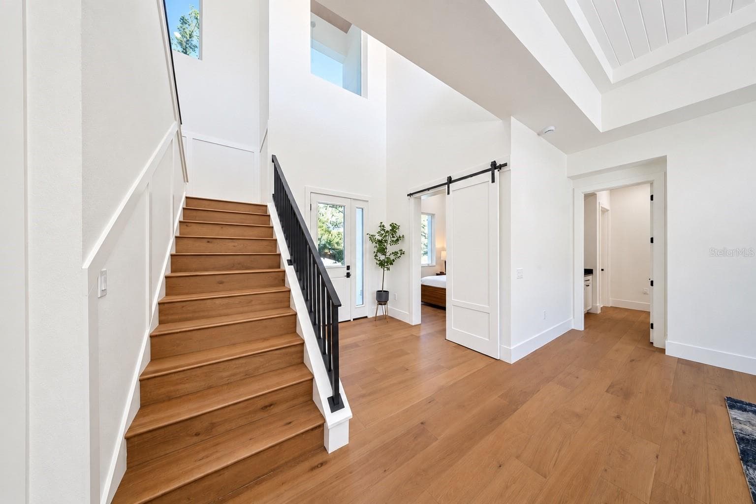 Downstairs entrance to the guest bedroom - 2420 FLOYD ST, SARASOTA