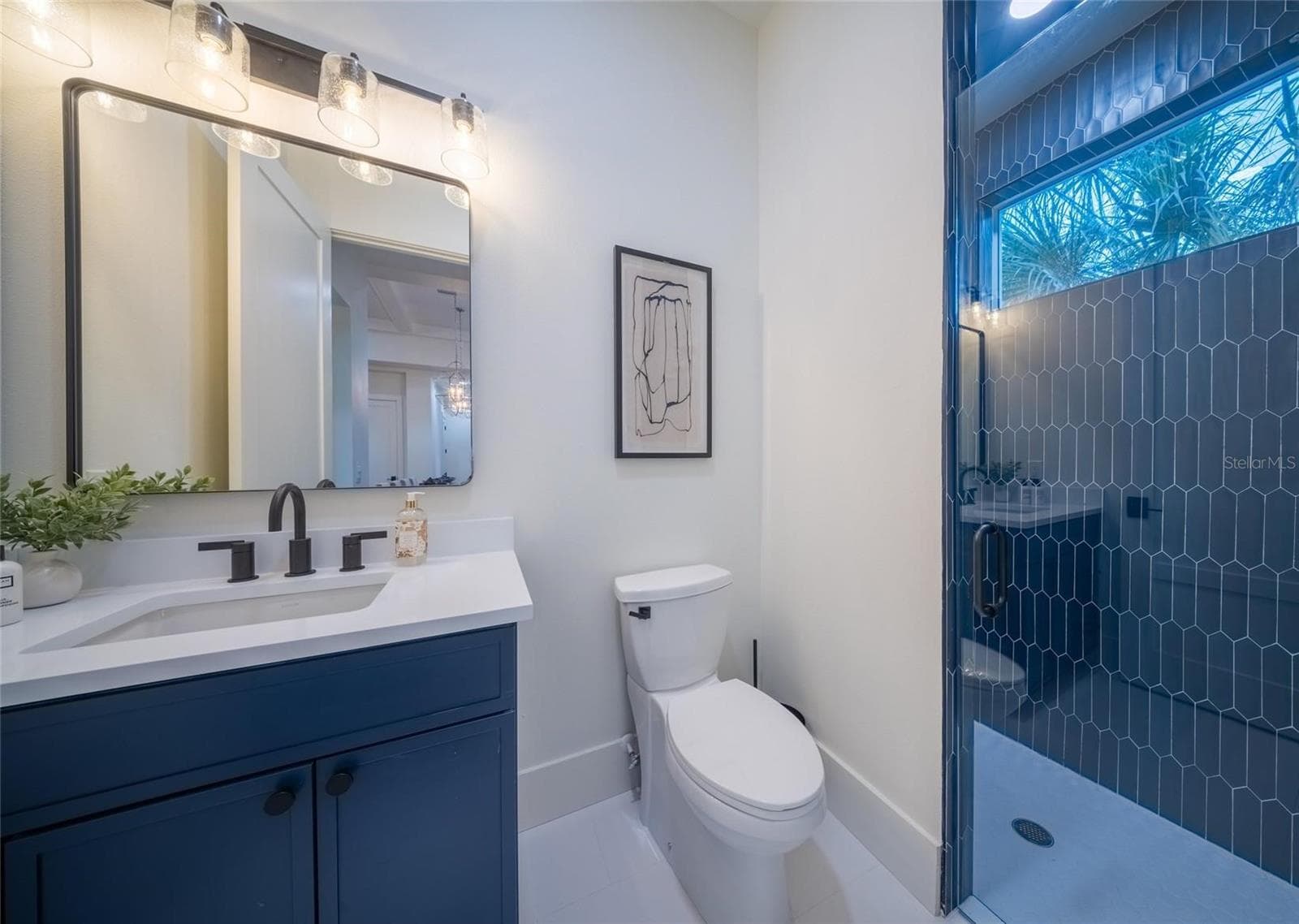 Full bathroom accessible off of the kitchen hallway, and the outdoor patio - 2420 FLOYD ST, SARASOTA