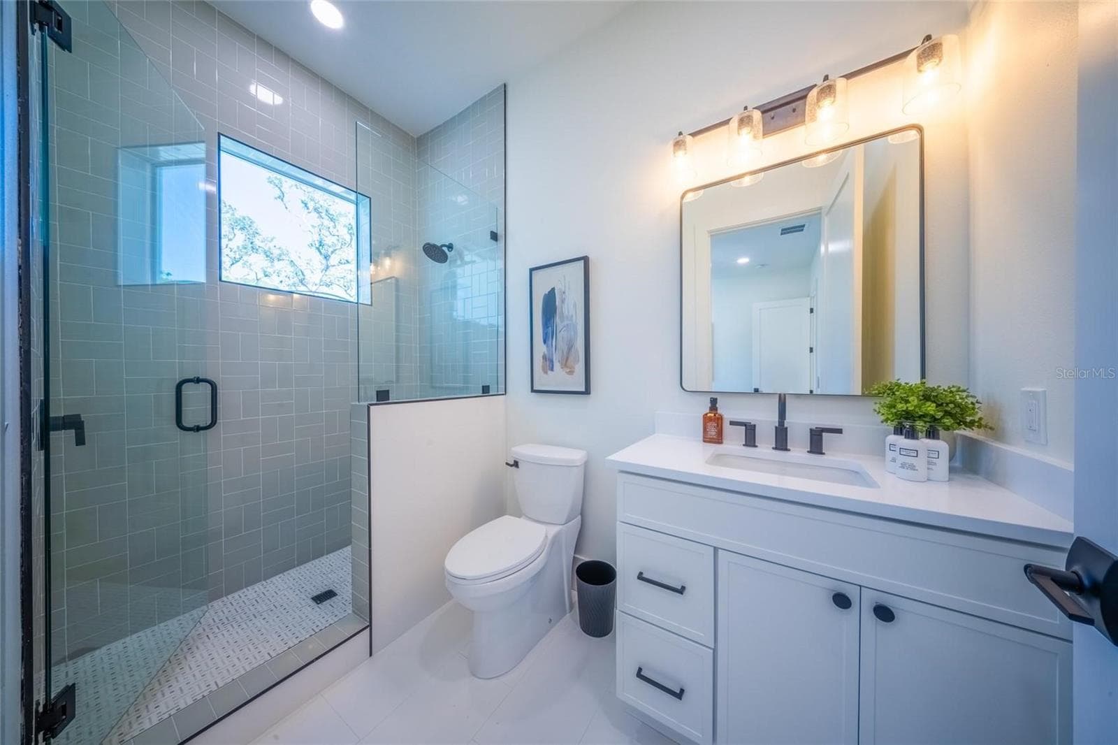 Ensuite bathroom - 2420 FLOYD ST, SARASOTA