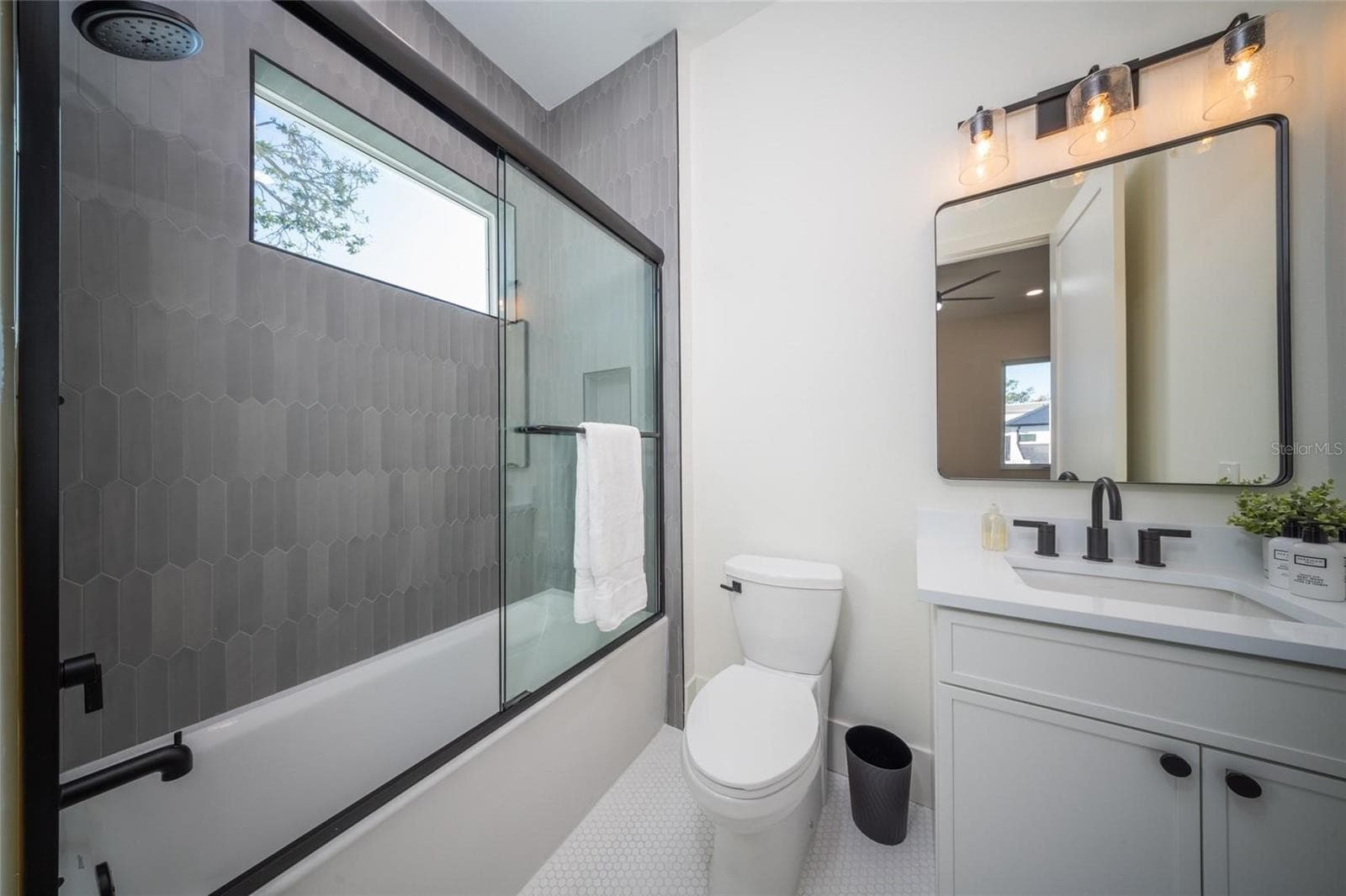 Ensuite bathroom - 2420 FLOYD ST, SARASOTA