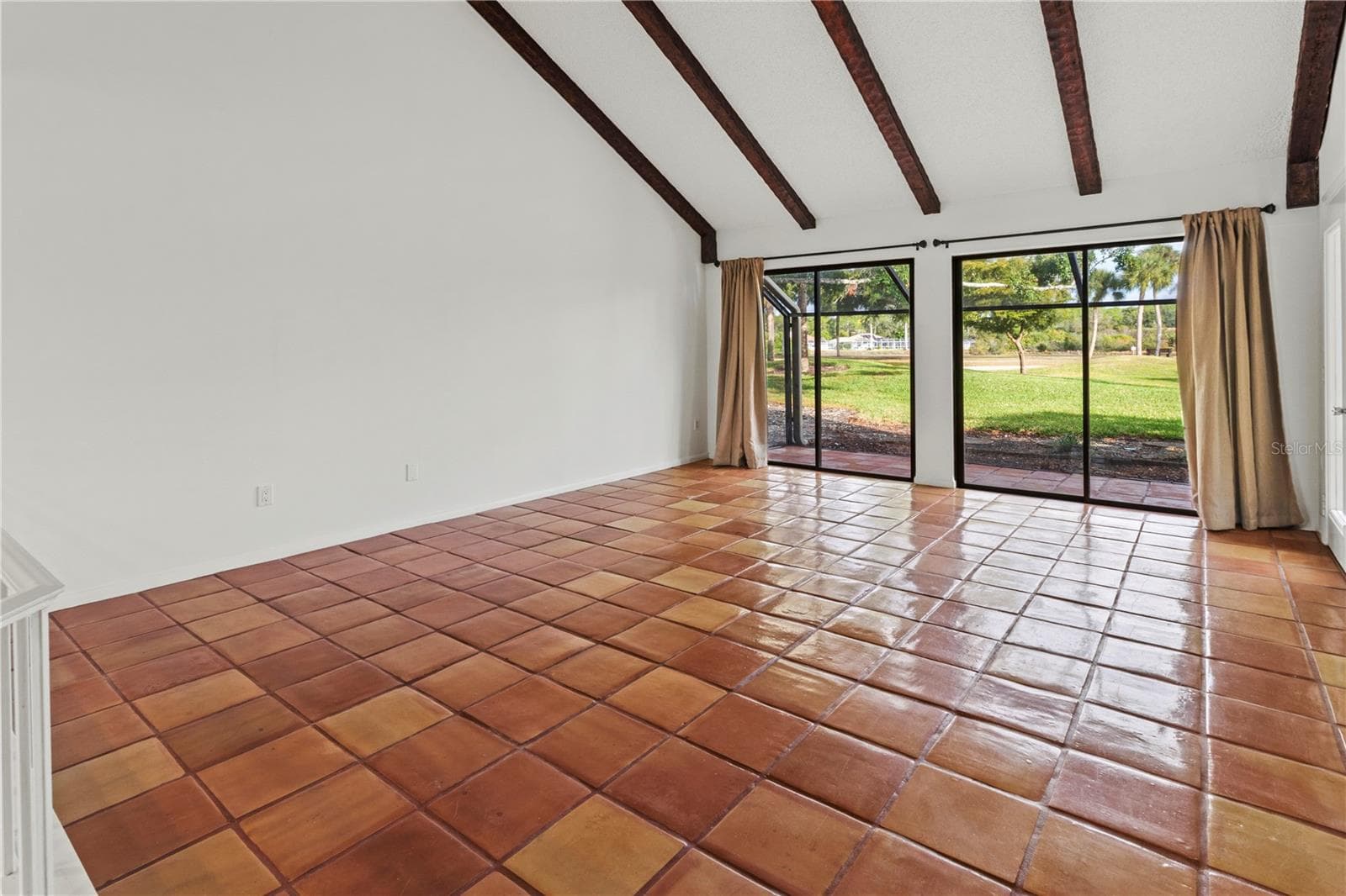 Living room with vaulted ceilings - 2375 LAKESIDE MEWS #D2, SARASOTA