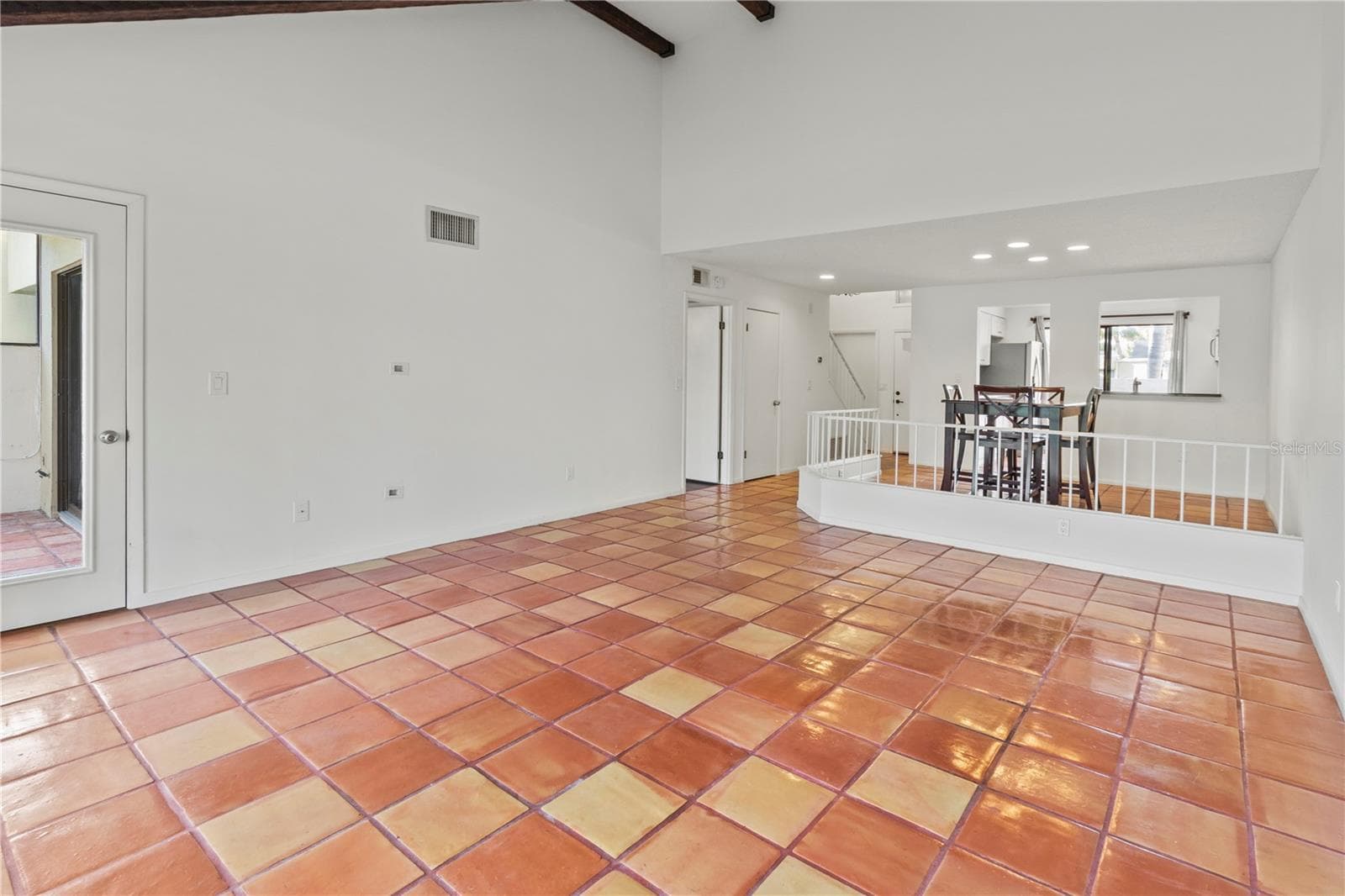 Living room with tall vaulted ceilings - 2375 LAKESIDE MEWS #D2, SARASOTA