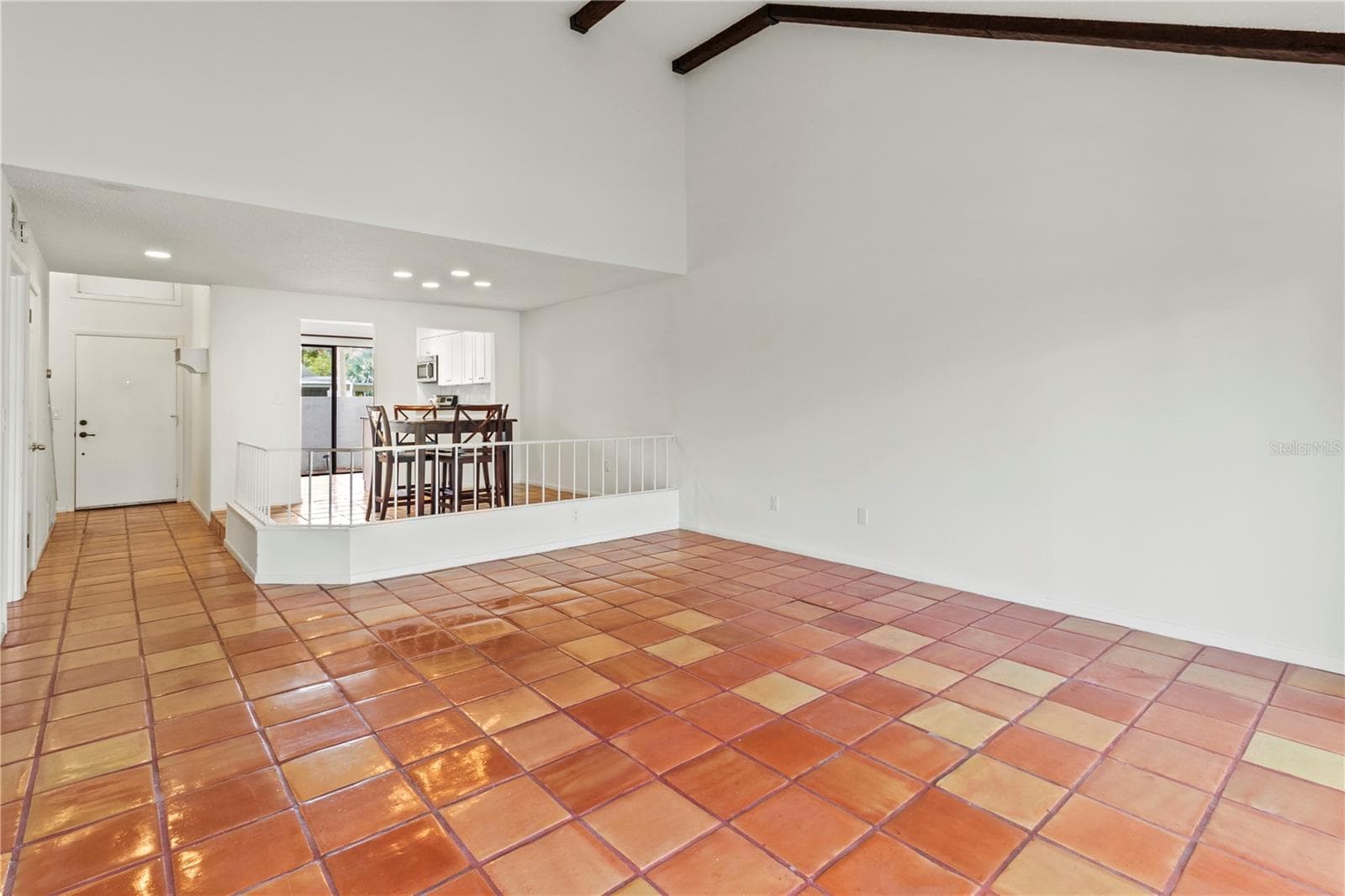 Living room - 2375 LAKESIDE MEWS #D2, SARASOTA