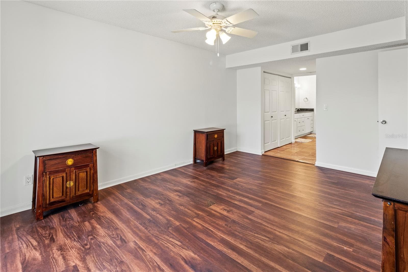 primary suite with en suite bathroom - 2375 LAKESIDE MEWS #D2, SARASOTA