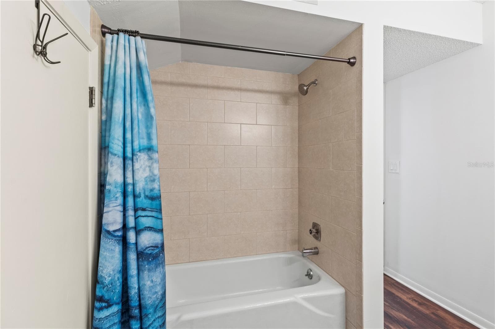 second bathroom-tub shower combo - 2375 LAKESIDE MEWS #D2, SARASOTA