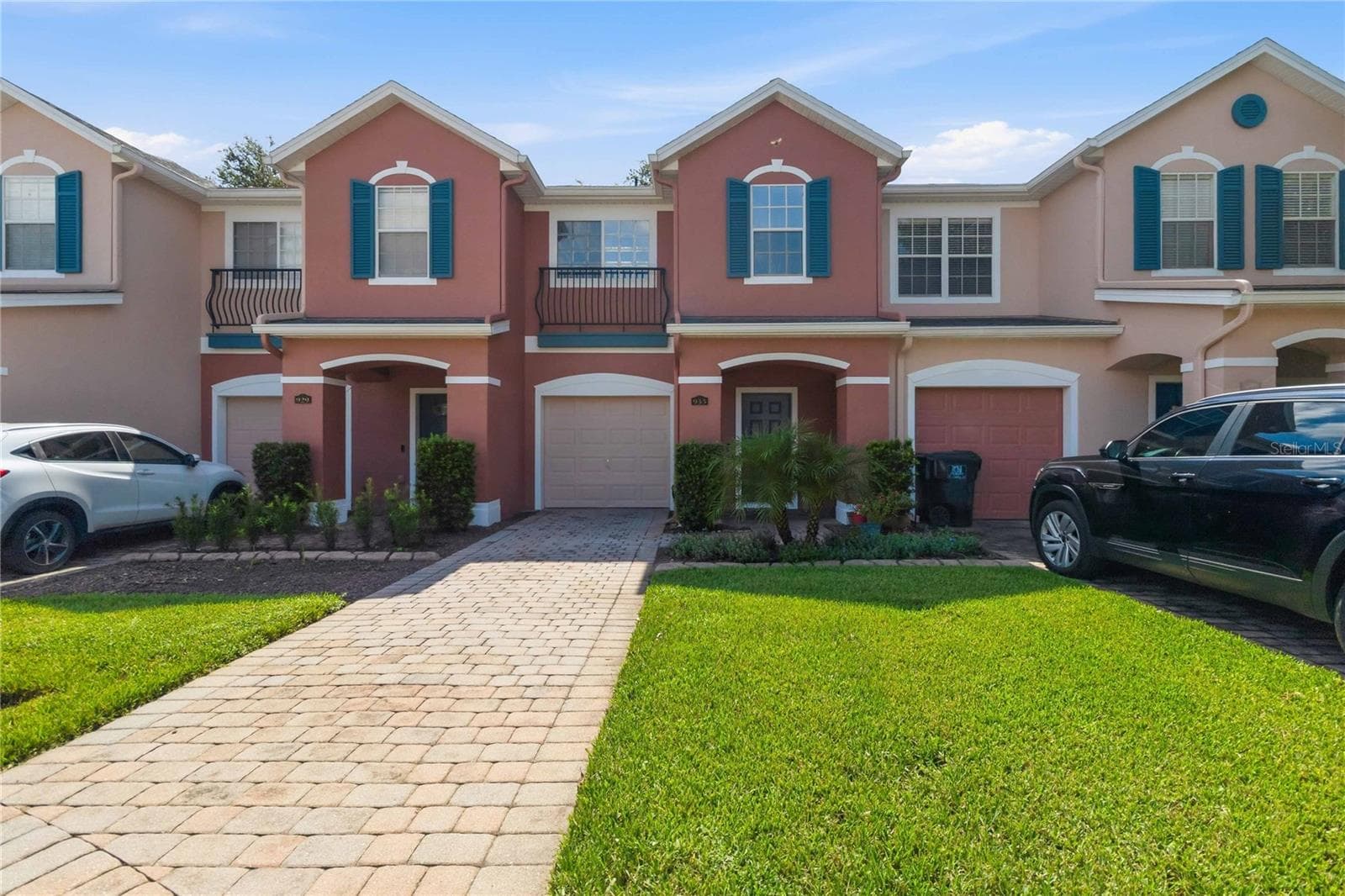933 PINE POINTE LN