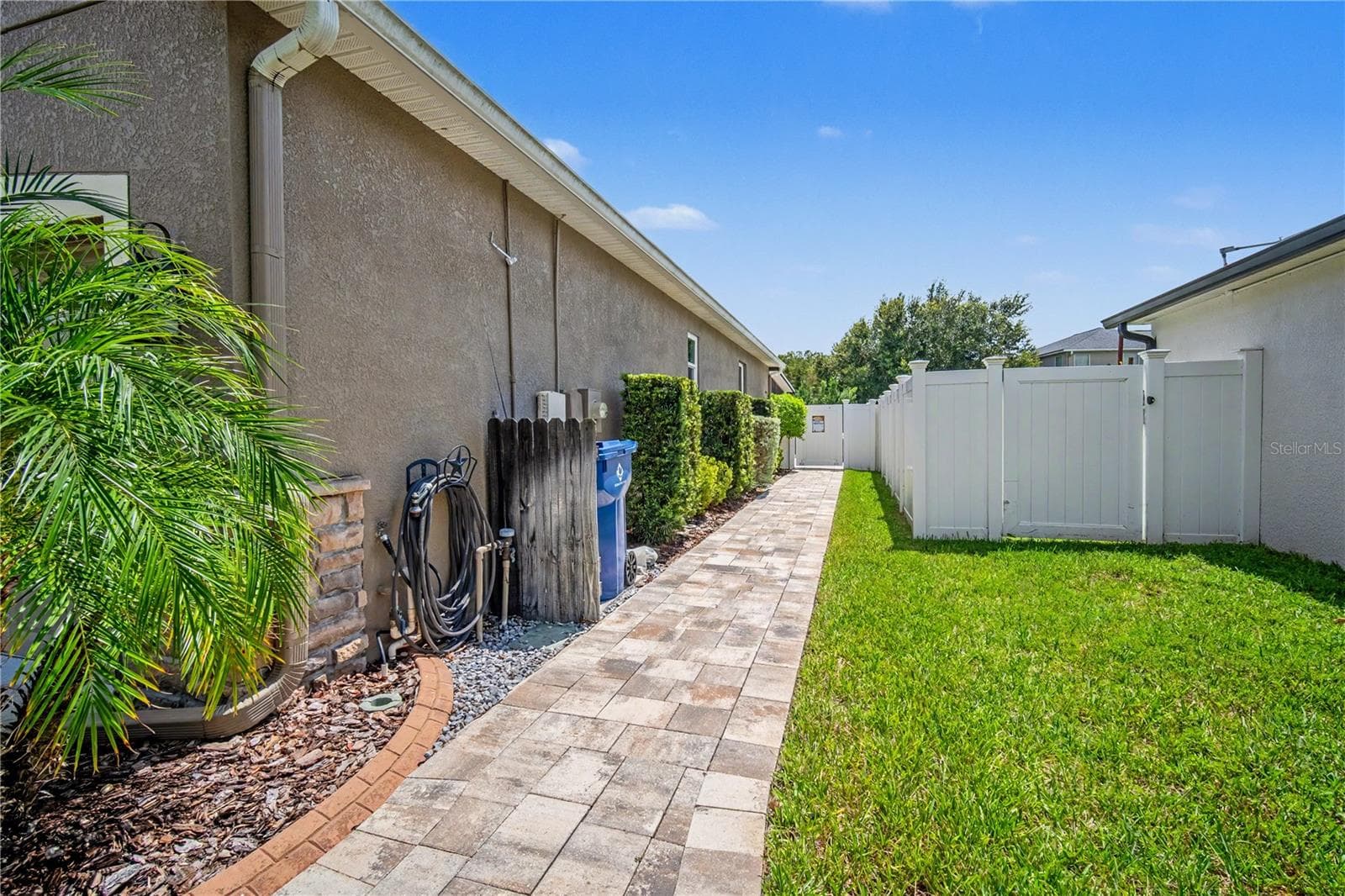 Fully Paved Southern Walkway Side Yard - 18756 BURNDALL CT, LAND O LAKES