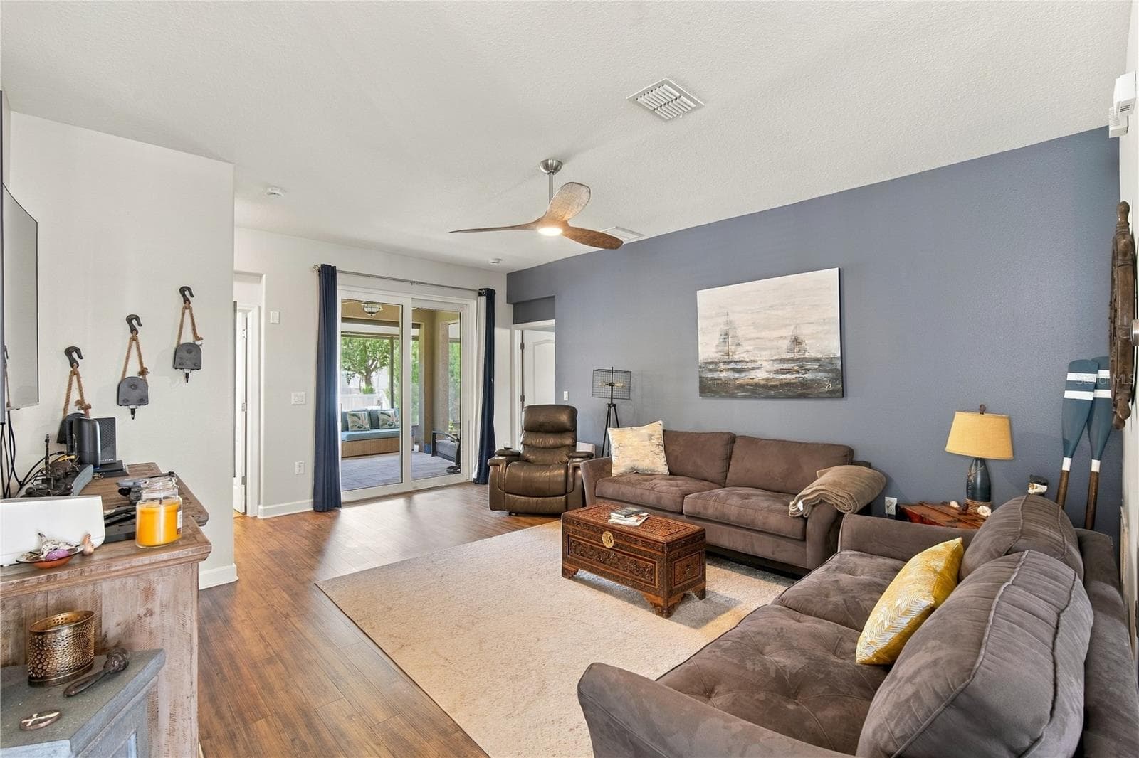 Open and Bright Living Room Facing Southeast - 18756 BURNDALL CT, LAND O LAKES