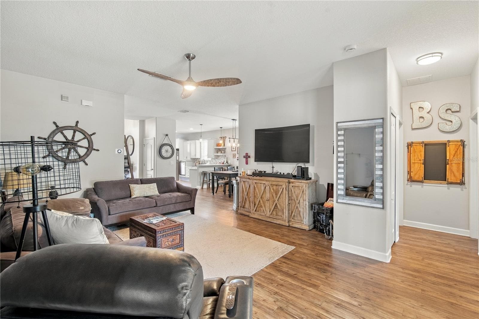 Open and Bright Living Room Facing North - 18756 BURNDALL CT, LAND O LAKES