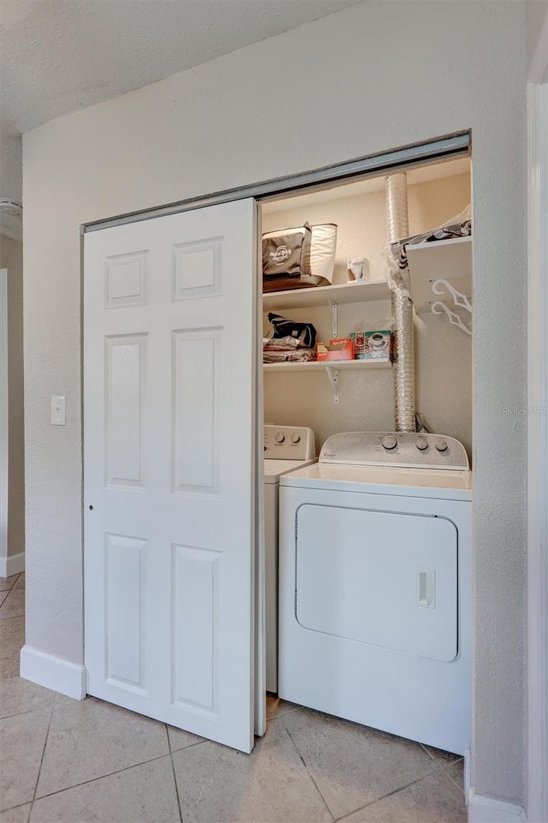Indoor laundry - 5337 2ND AVE N, ST PETERSBURG