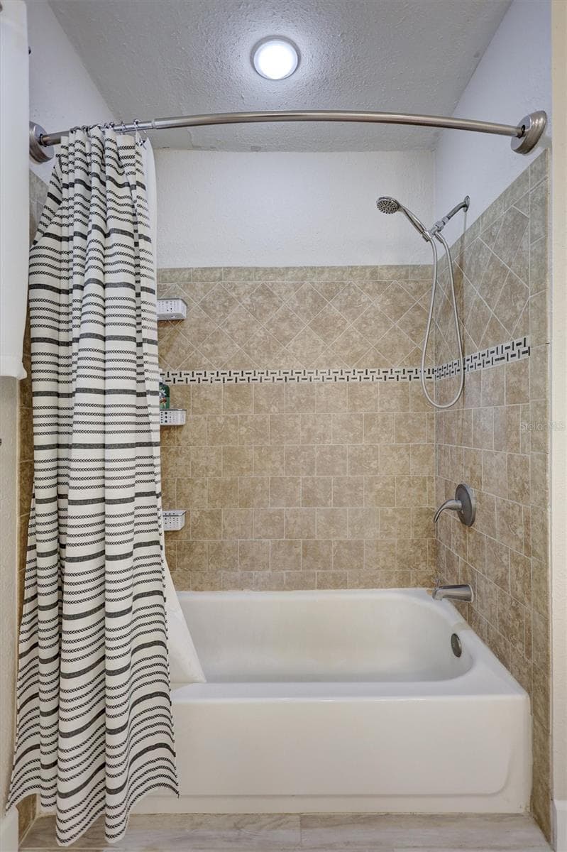 Common area bathroom - 5337 2ND AVE N, ST PETERSBURG
