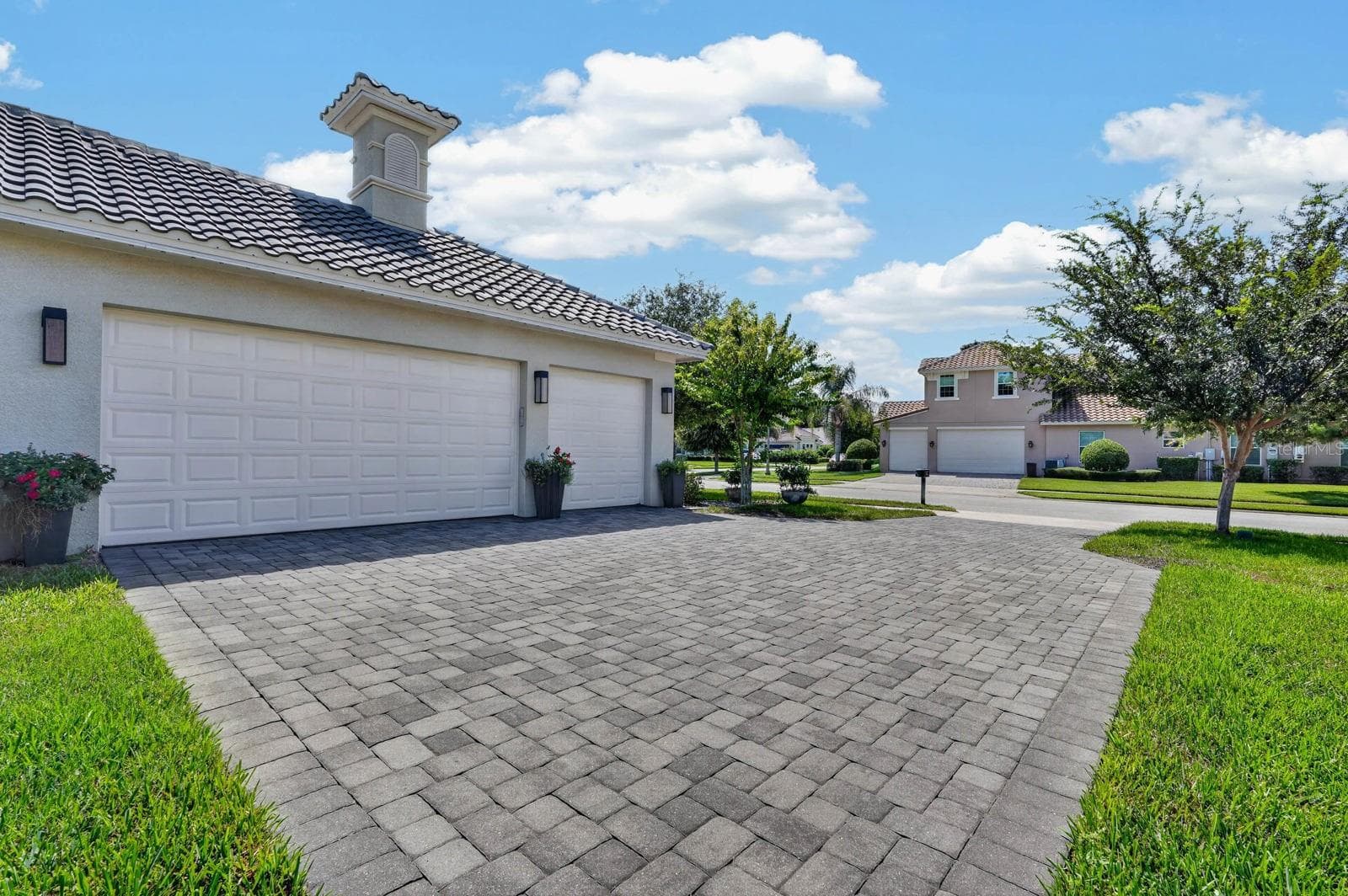 paver driveway offers plenty of room for guest parking plus a 3 car garage - 36 NEW WATER OAK DR, PALM COAST