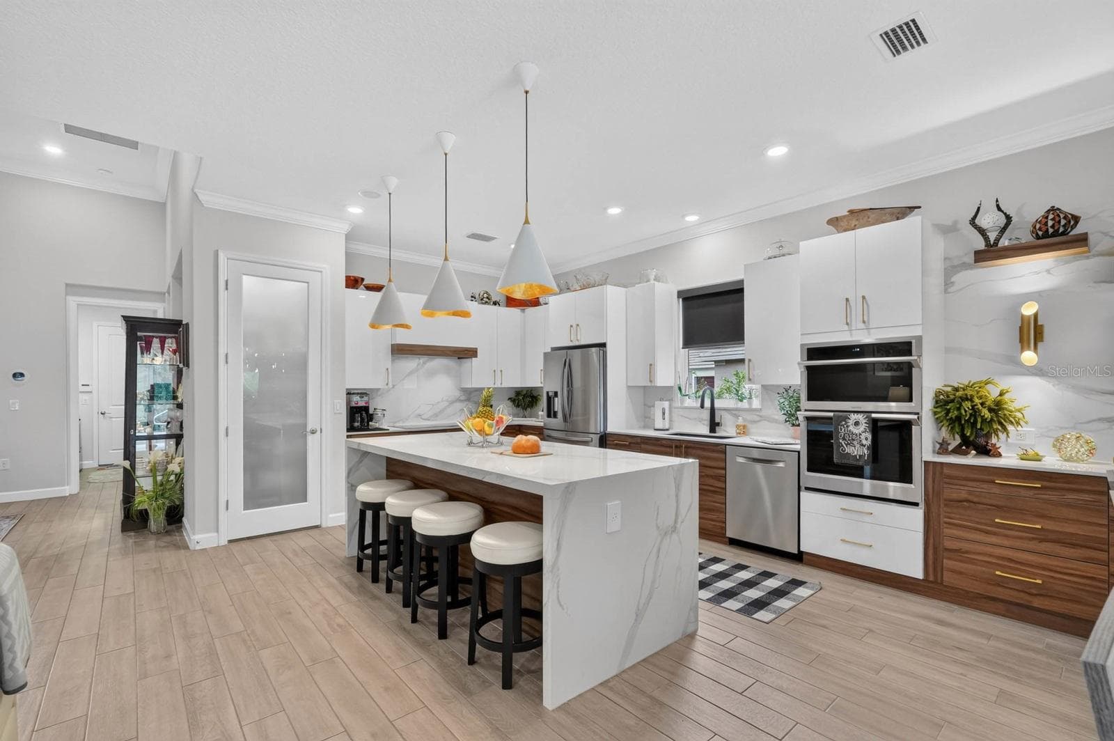 Beautiful chef's kitchen features porcelain countertops and backsplash - 36 NEW WATER OAK DR, PALM COAST