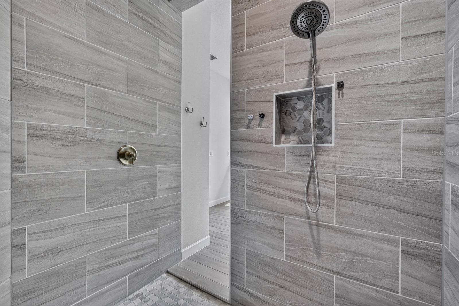 walk-in shower - 36 NEW WATER OAK DR, PALM COAST