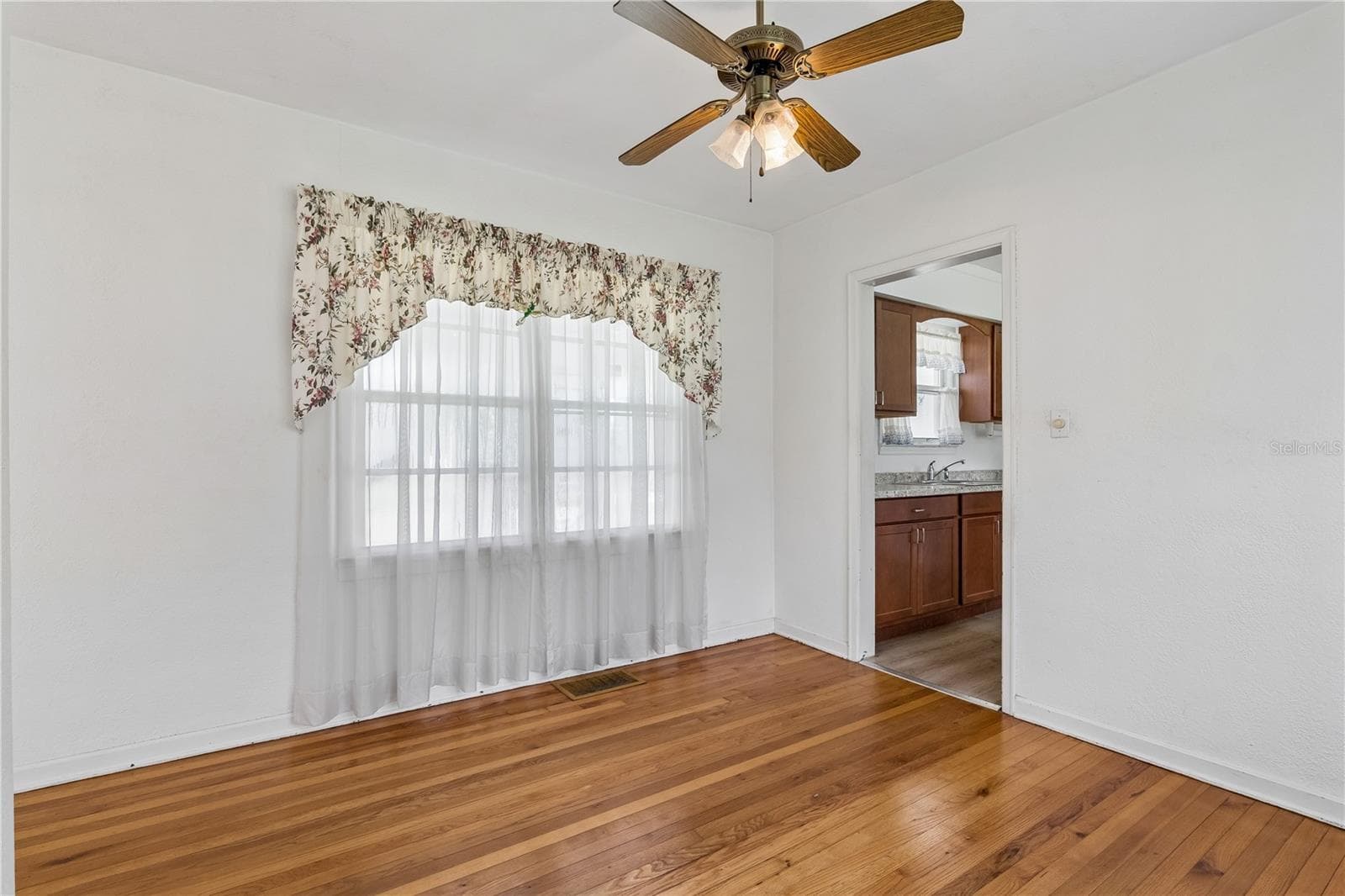 Single Family Residence at 1125 GUERNSEY ST, ORLANDO, photo 5 of 17