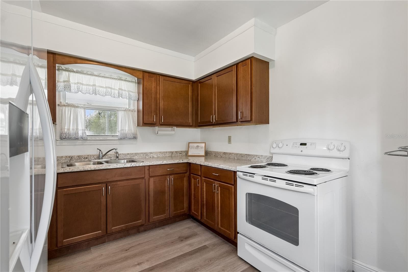 Single Family Residence at 1125 GUERNSEY ST, ORLANDO, photo 8 of 17