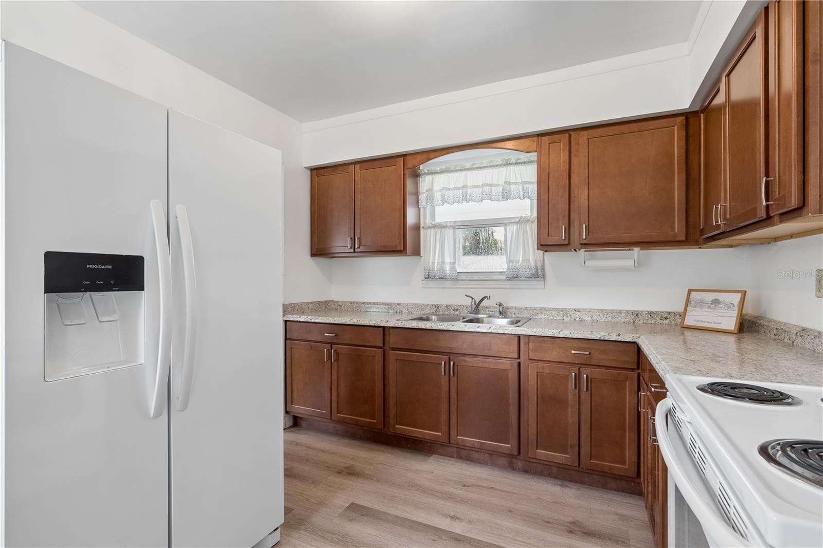 Single Family Residence at 1125 GUERNSEY ST, ORLANDO, photo 9 of 17