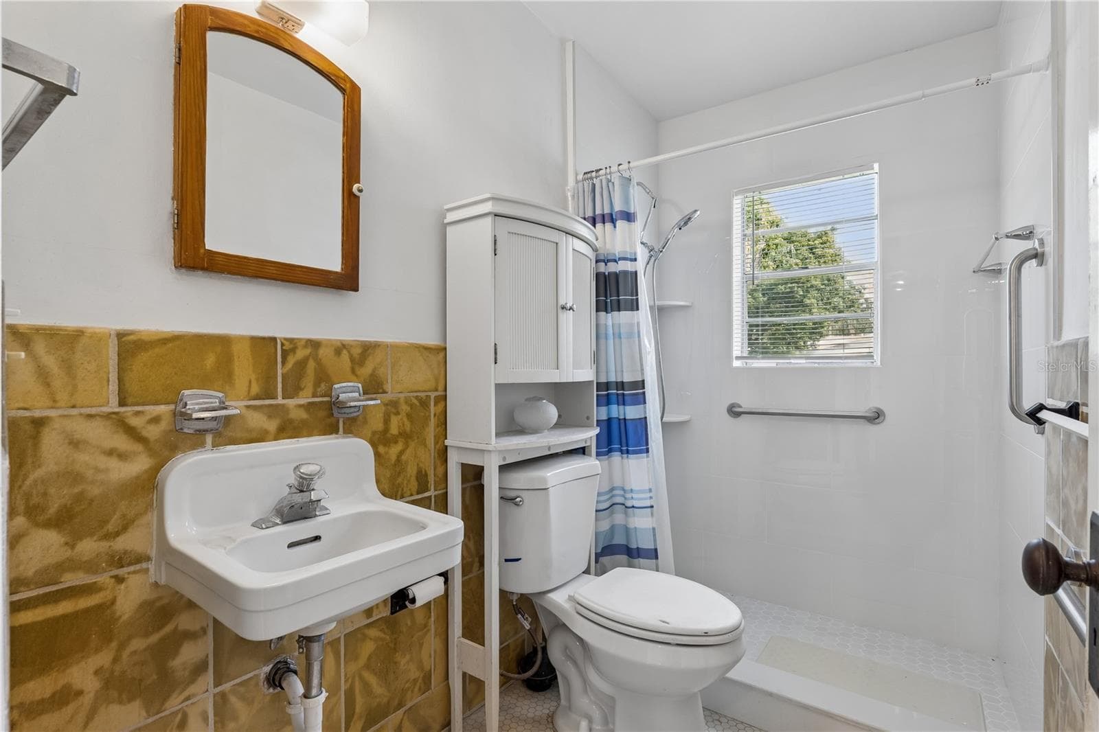 Single Family Residence at 1125 GUERNSEY ST, ORLANDO, photo 12 of 17