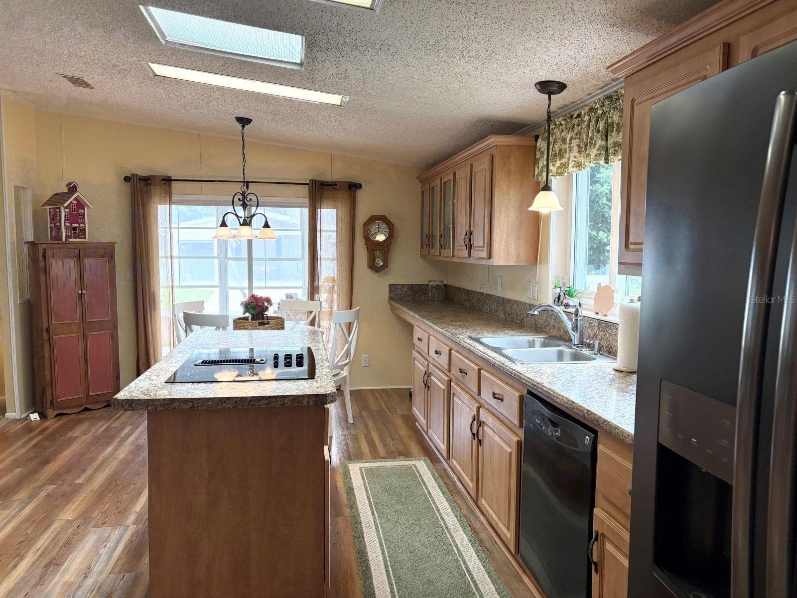 Kitchen with slider to enclosed porch - 809 STARBOARD AVE, EDGEWATER